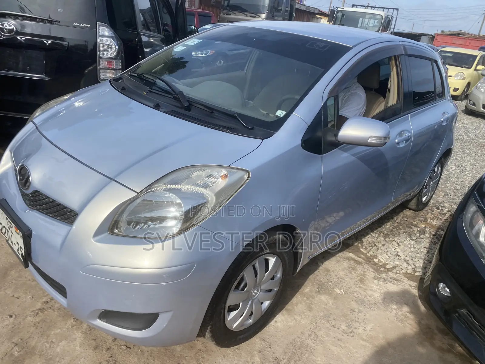 Toyota Vitz 2010 Silver