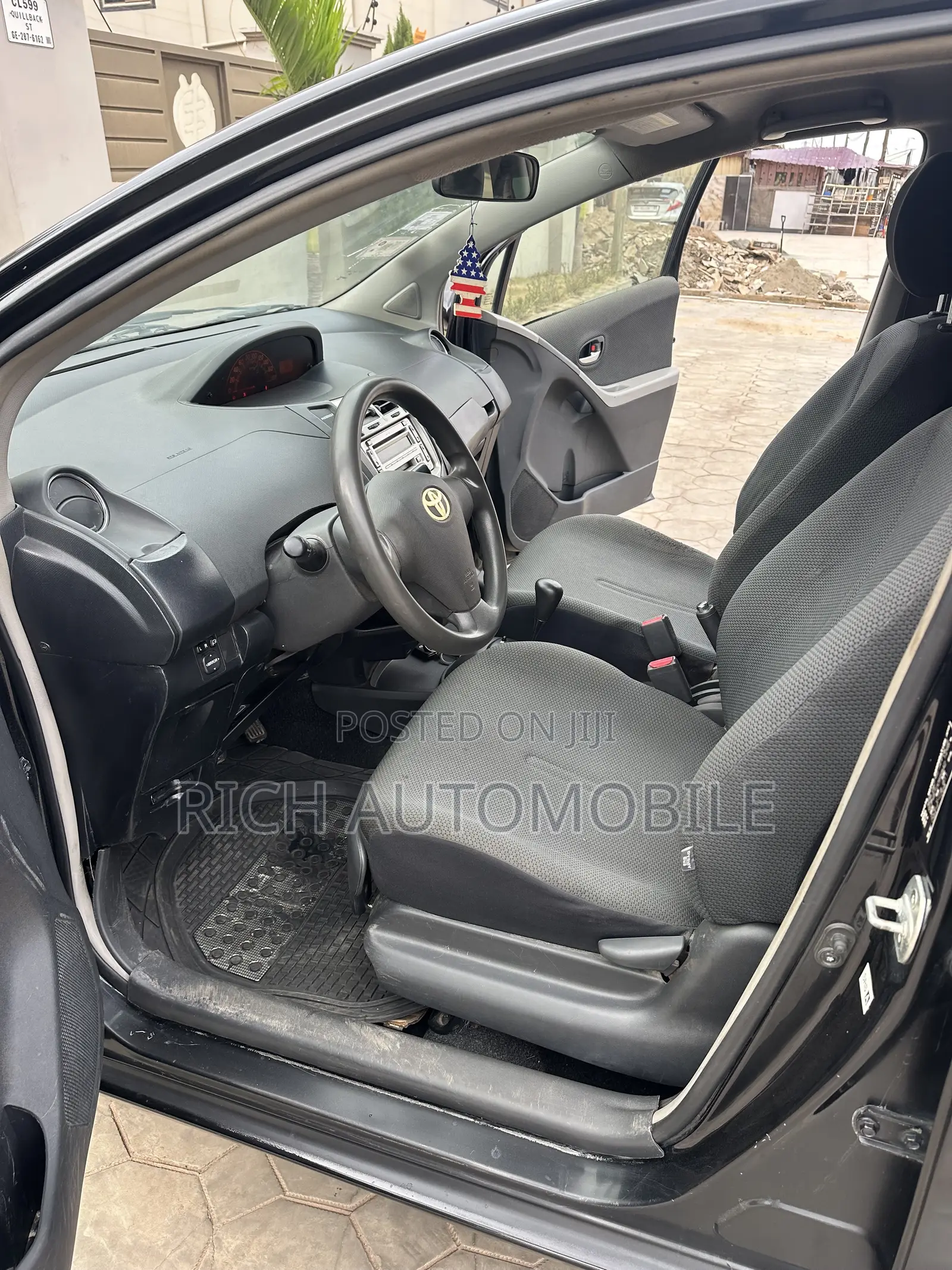 Toyota Vitz 1.3 AWD 5dr 2010 Black
