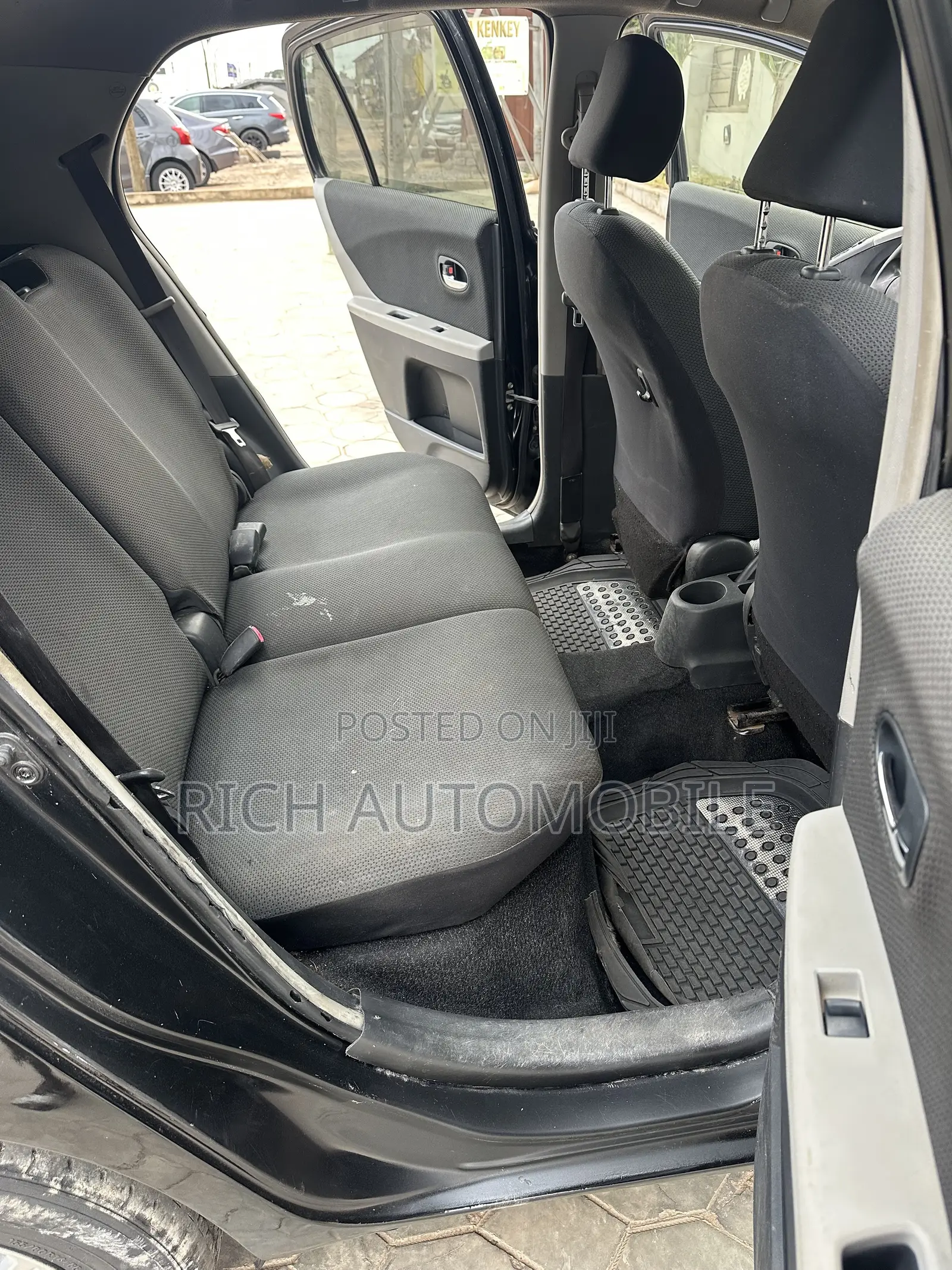 Toyota Vitz 1.3 AWD 5dr 2010 Black