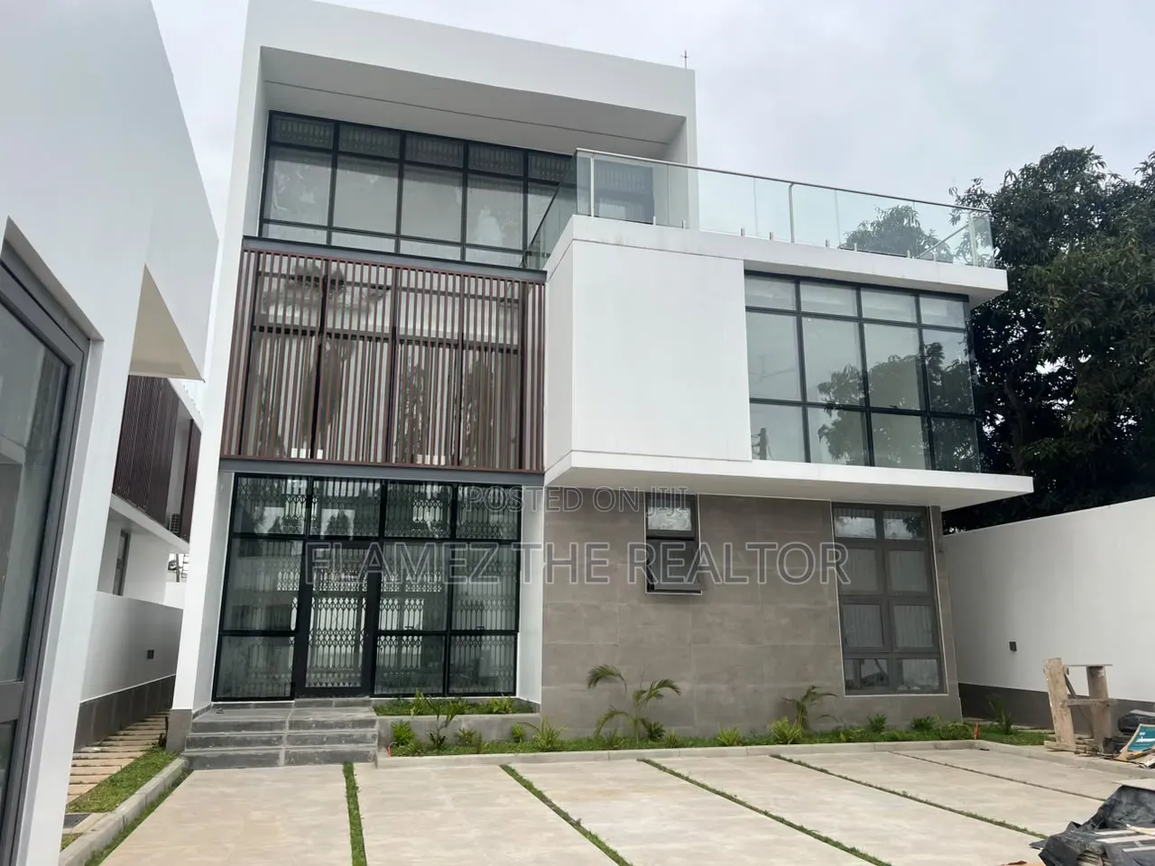 4bdrm House in Labone, Coffee Shop Area for rent