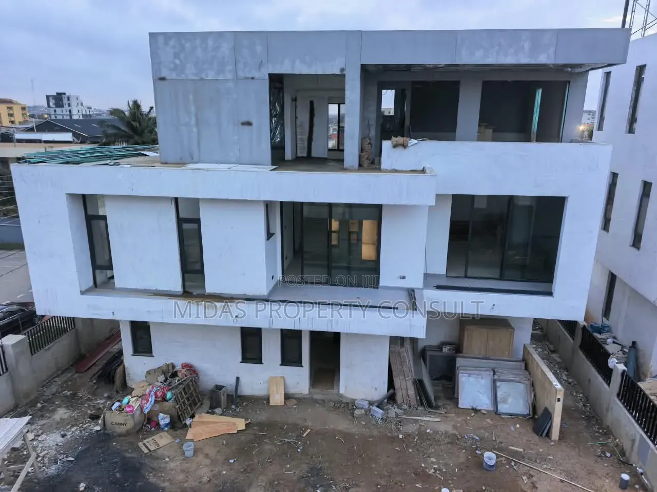 3bdrm Townhouse/Terrace in Dzorwulu for sale