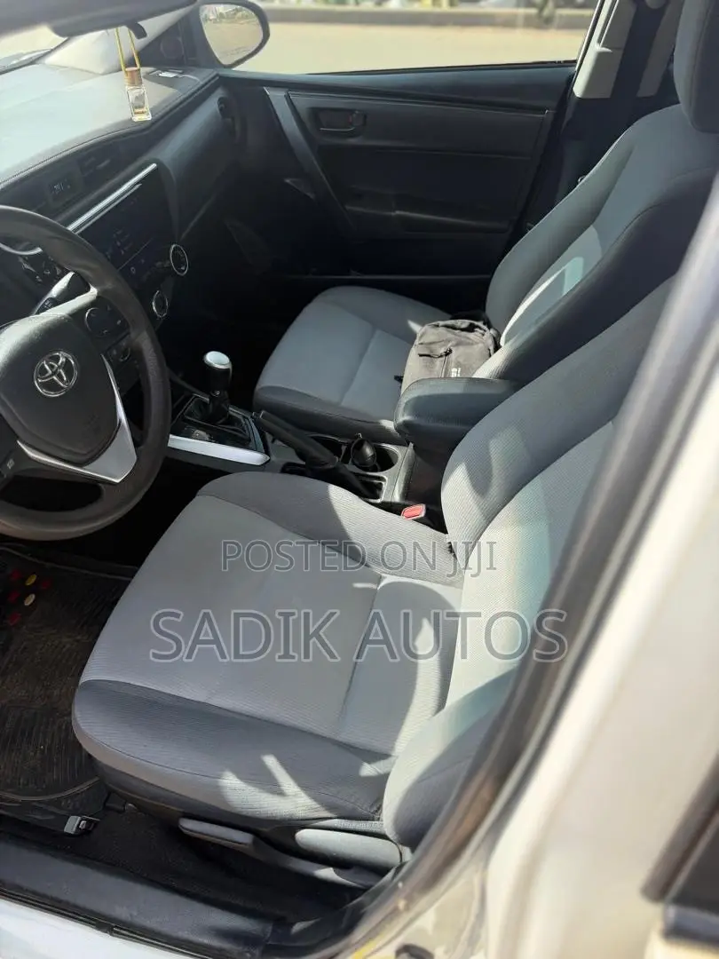 Toyota Corolla LE (1.8L 4cyl 2A) 2019 White