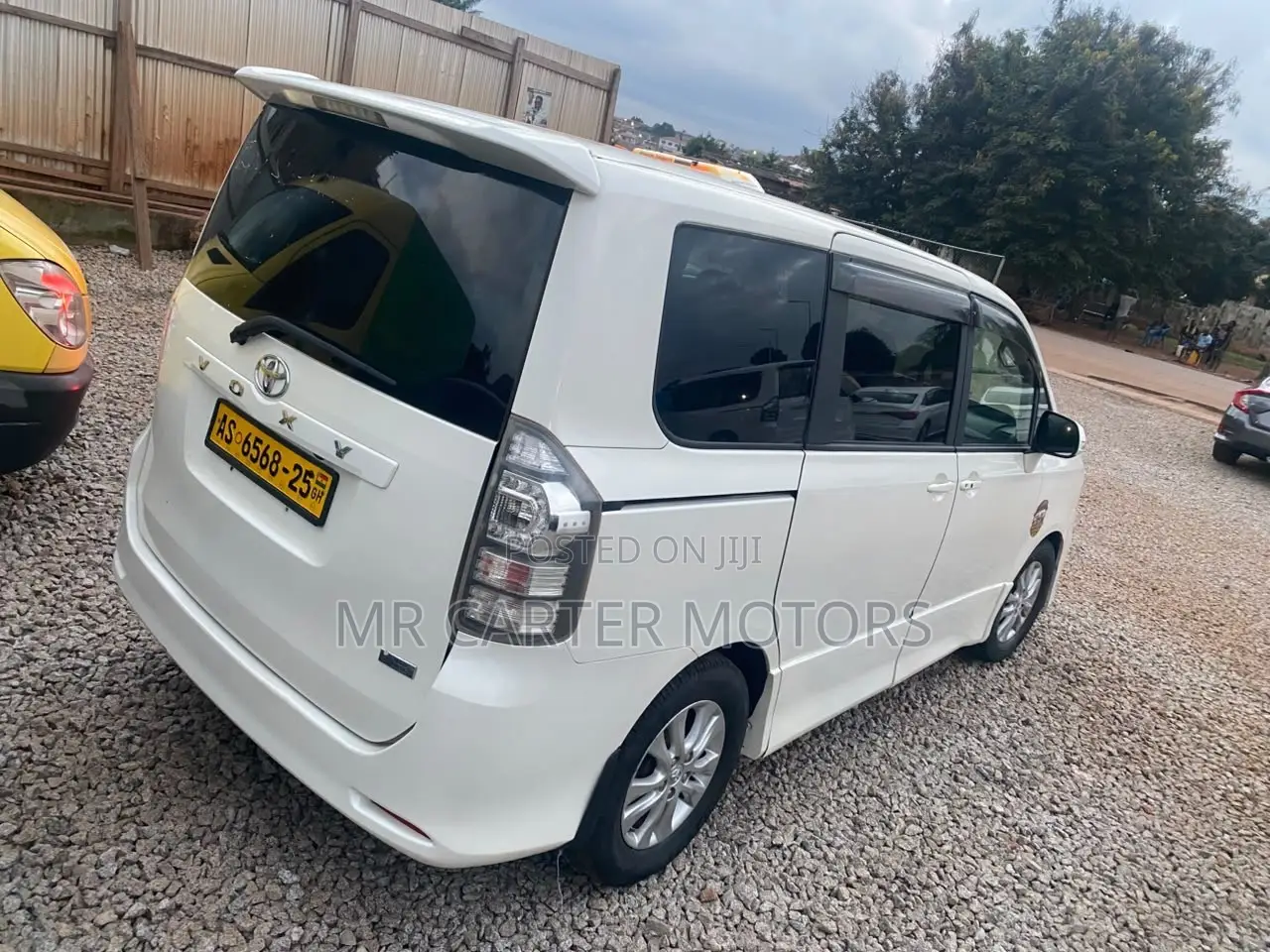 Toyota Voxy V 2WD 8-Seater 2013 White