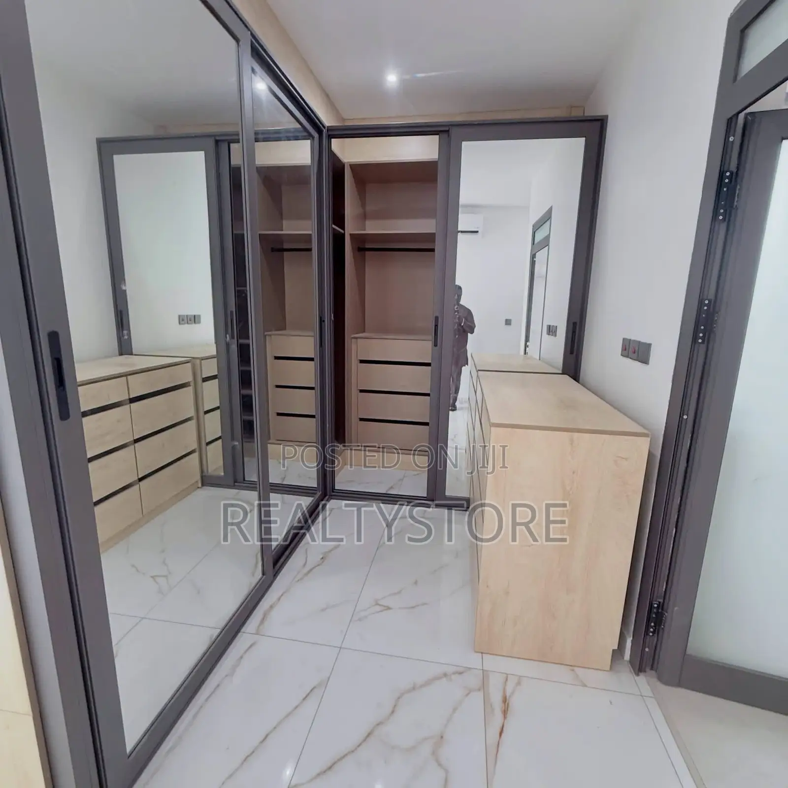 4bdrm House in Cantoment, Accra Metropolitan for rent