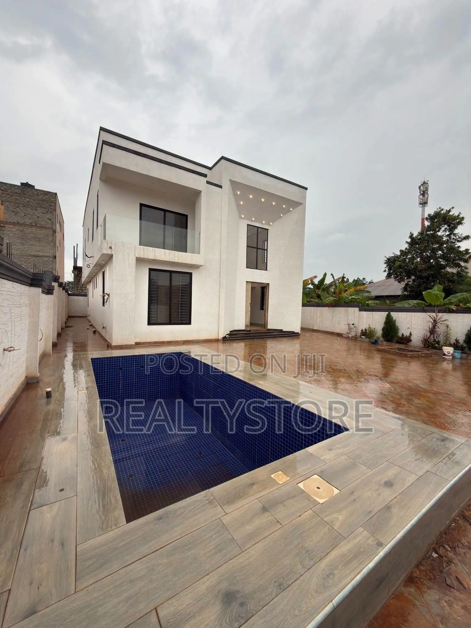 5bdrm House in Adenta, Accra Metropolitan for sale
