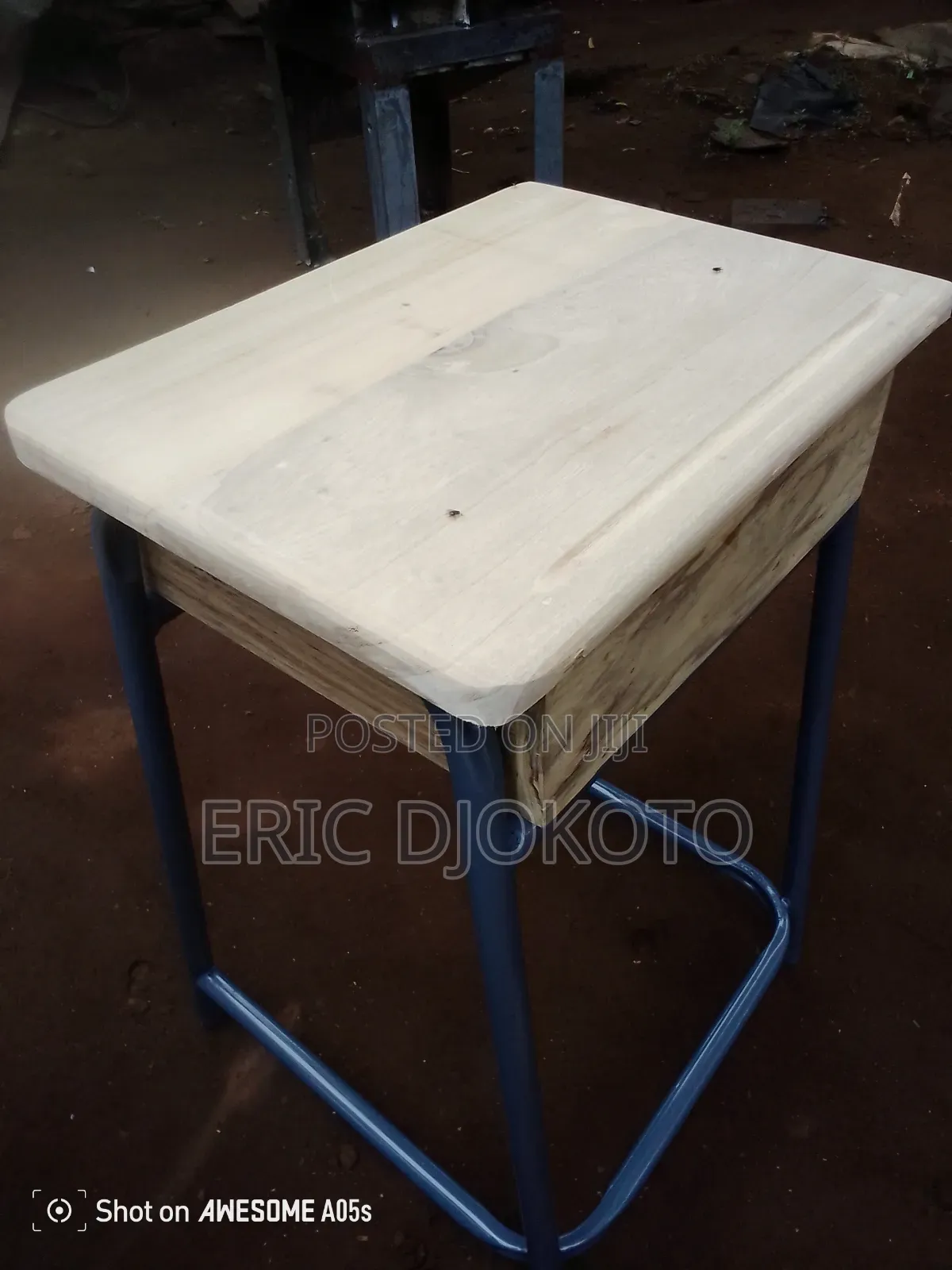 Metal Frame and Wood Students Desk