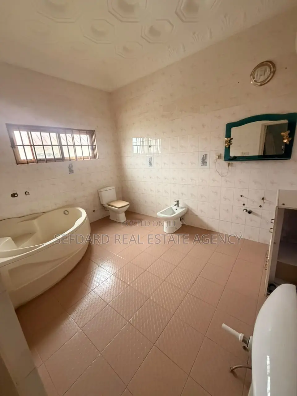 5bdrm House in Sefdard Properties, Achimota for sale