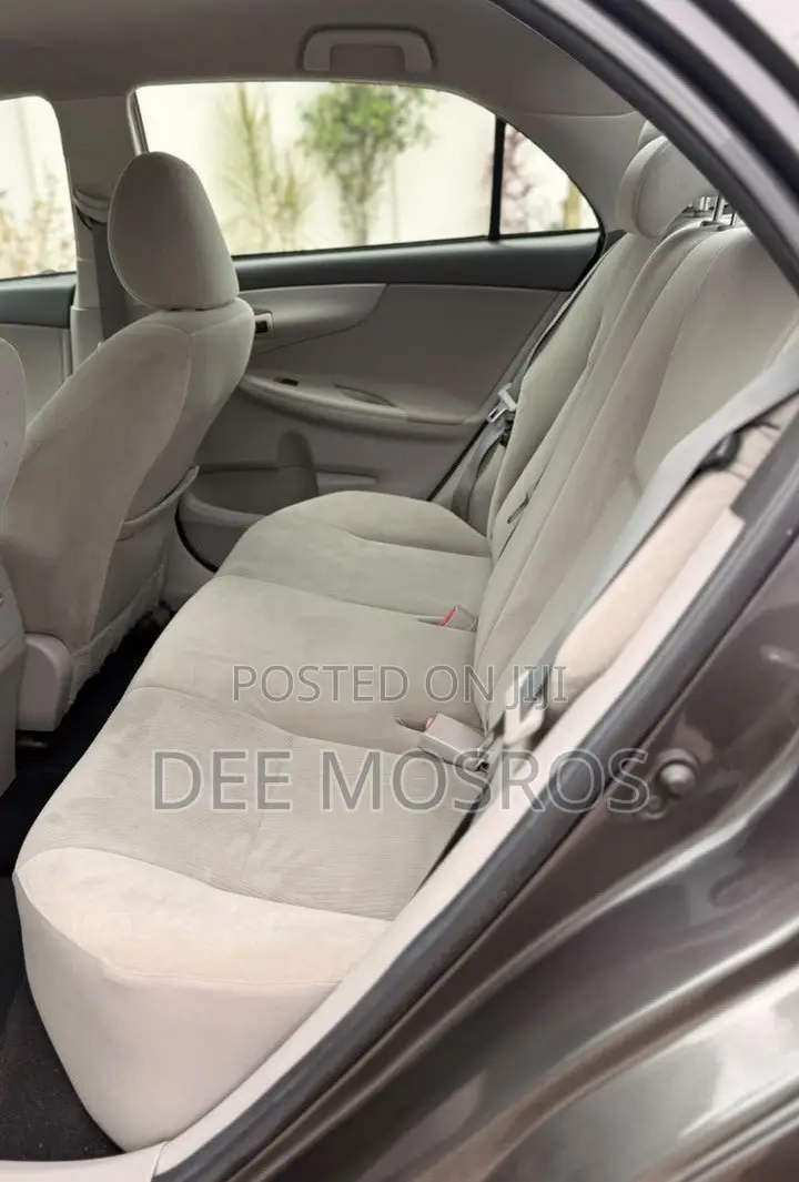 Toyota Corolla LE 4dr Sedan (1.8L 4cyl 4A) 2013 Gray