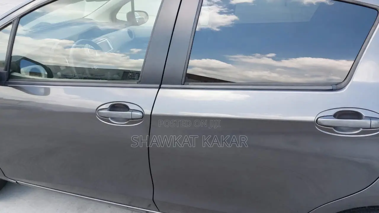 Toyota Vitz 1.3 AWD 3dr 2014 Gray