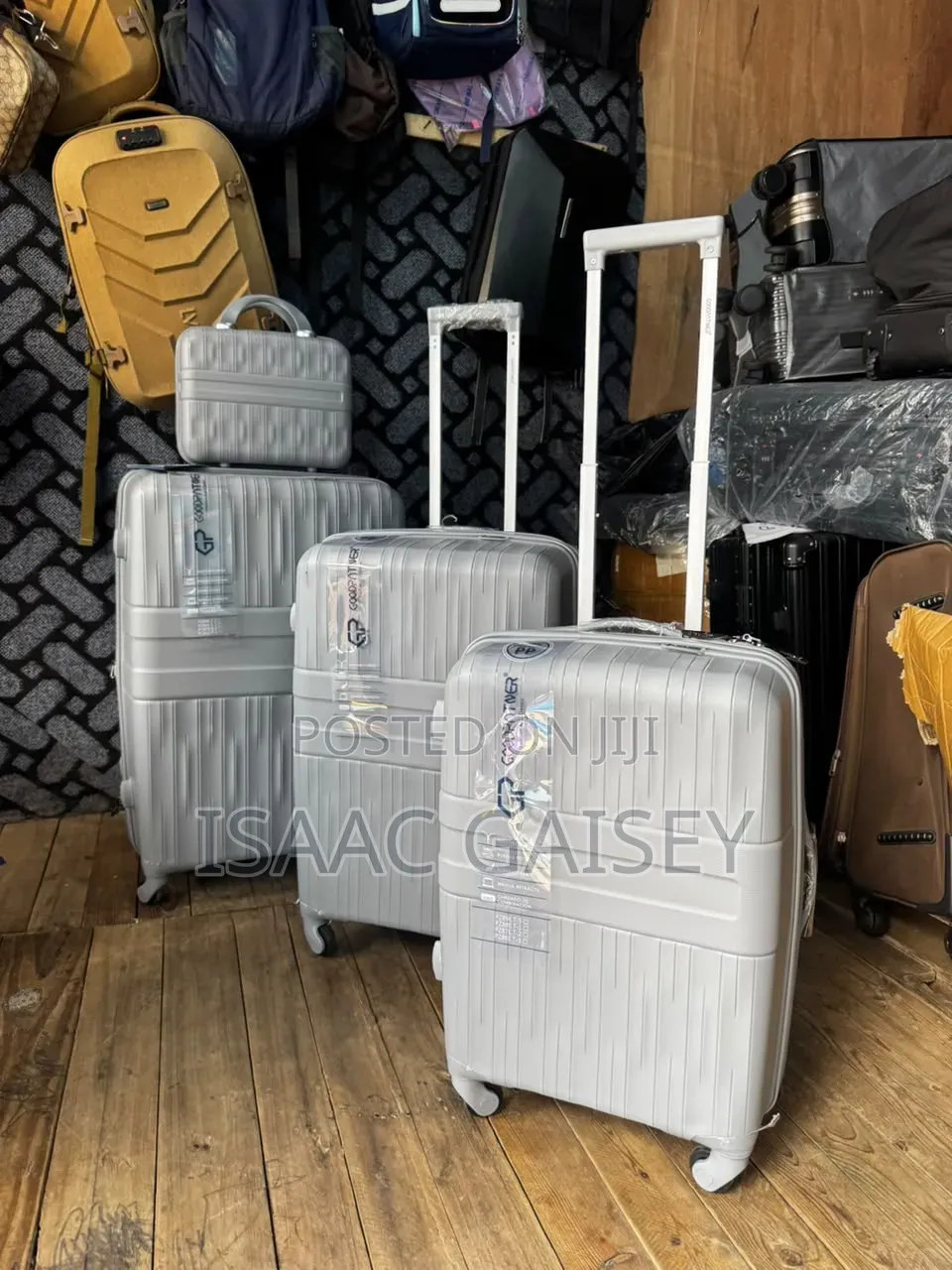 4-Piece Anticrake Durable Luggage With Cosmetic Bag