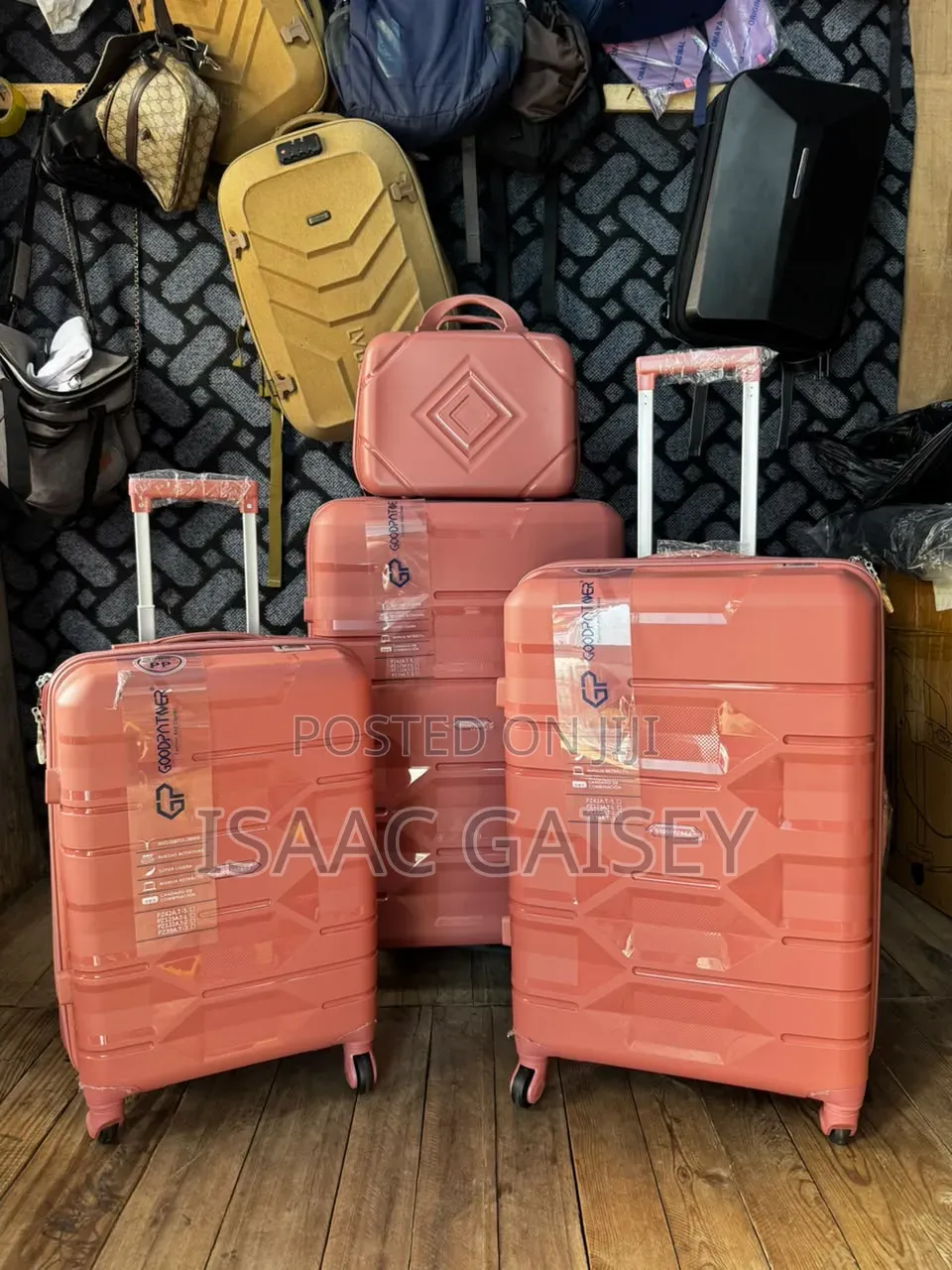 Premium 4Set Hard-Shell Anticrake Luggages in Stylish Design