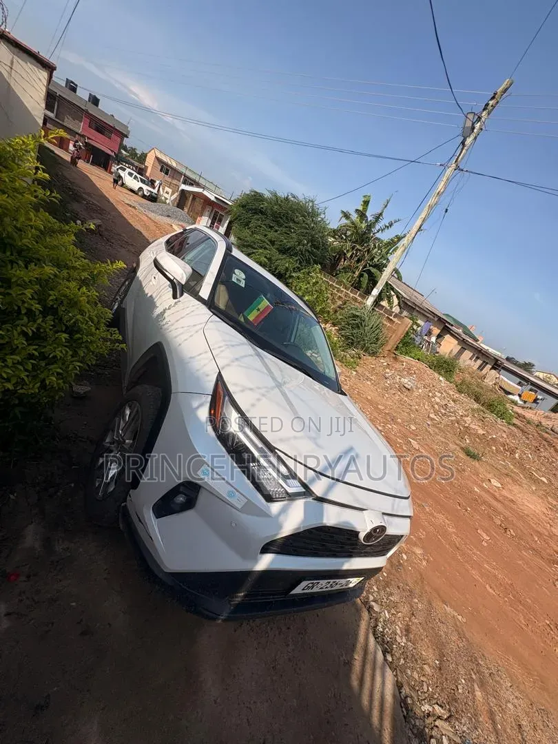 Toyota RAV4 XLE Premium AWD 2024 White