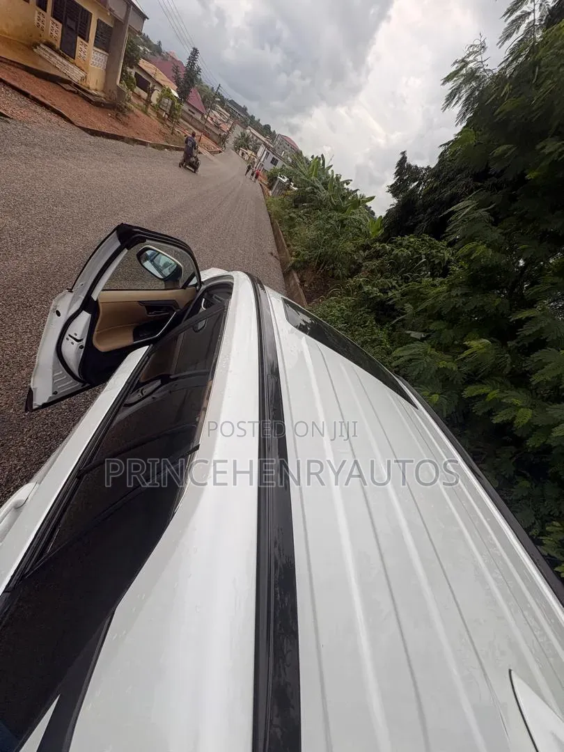Toyota RAV4 XLE Premium AWD 2024 White