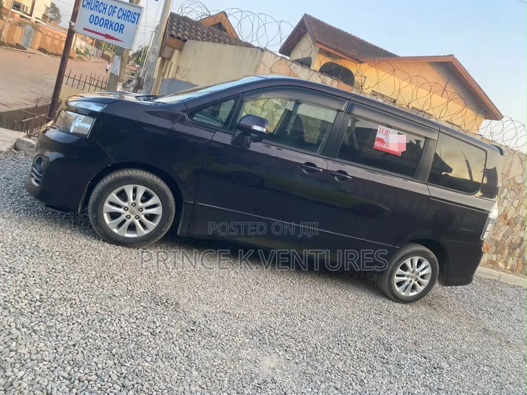Toyota Voxy V 4WD 8-Seater 2013 Black