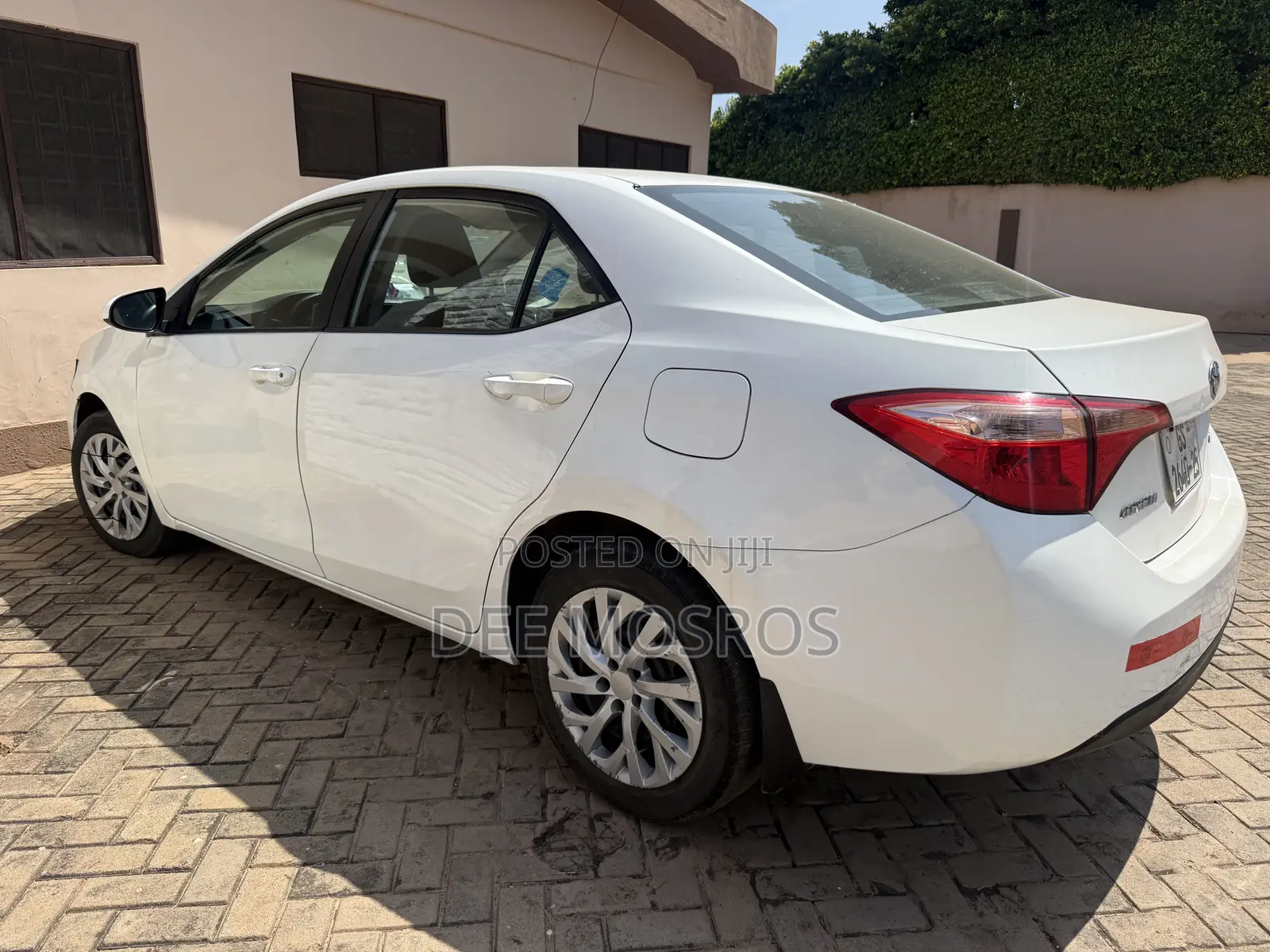 Toyota Corolla LE Eco (1.8L 4cyl 2A) 2019 White