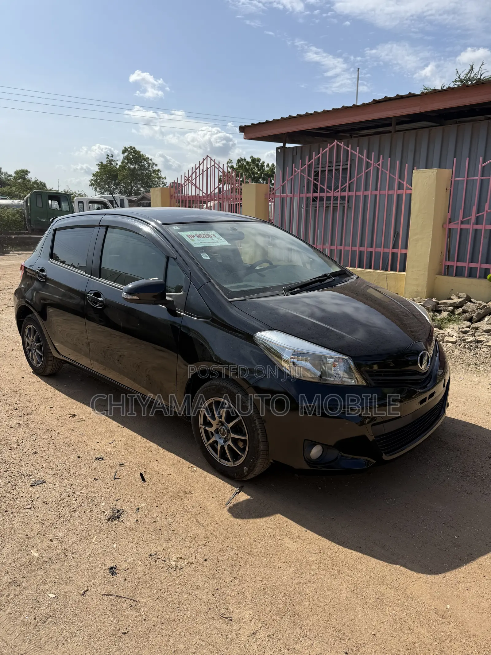 Toyota Vitz 1.3 FWD 5dr 2012 Black