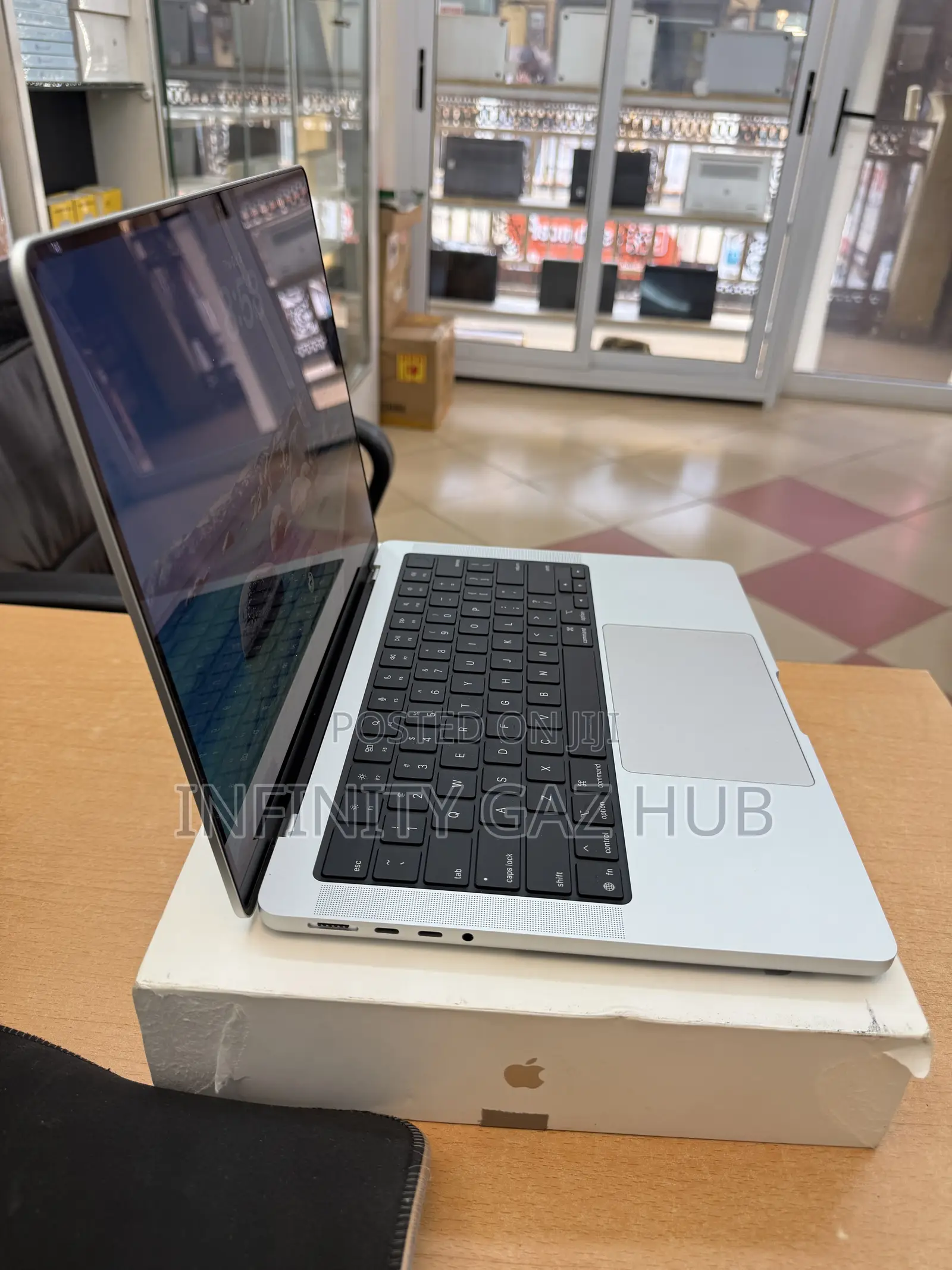 Laptop Apple MacBook Pro 2024 M4 16GB Apple M4 SSHD (Hybrid) 512GB