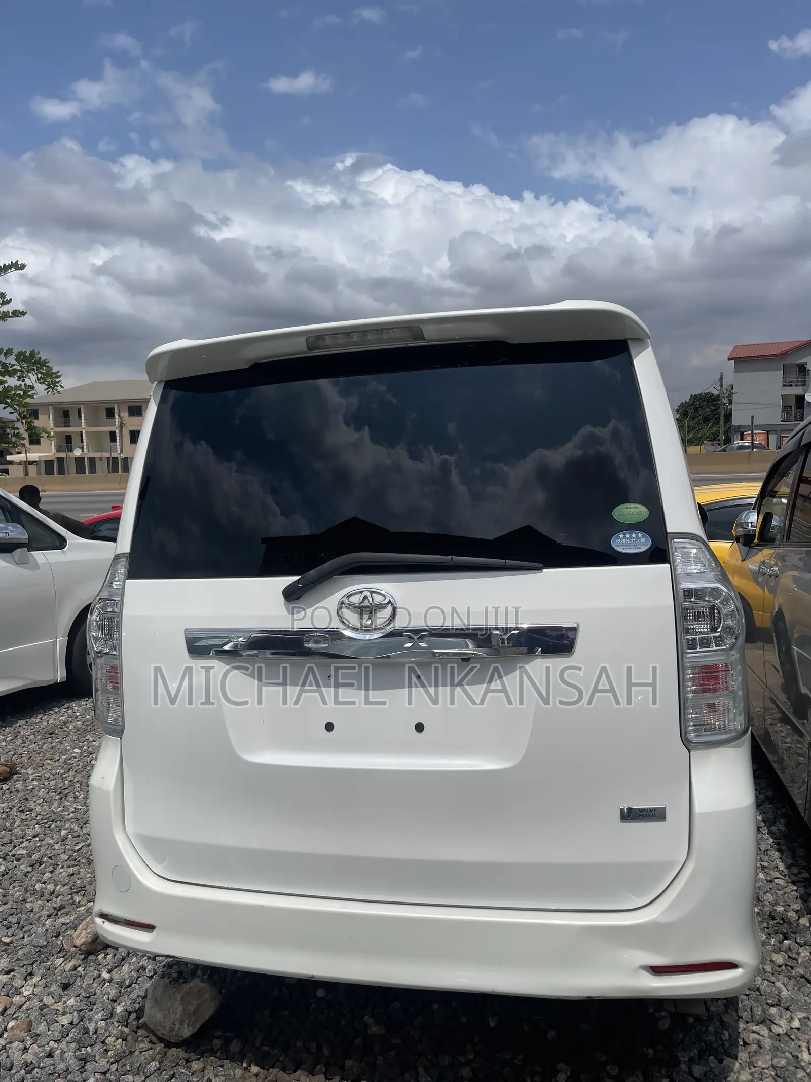 Toyota Voxy X 2WD 8-Seater 2013 White