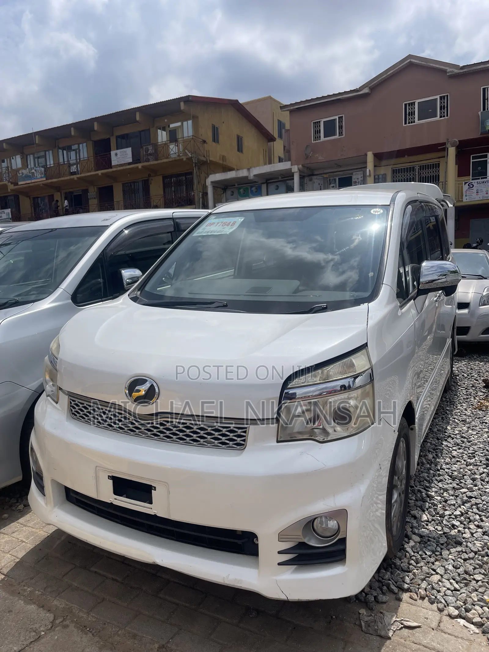 Toyota Voxy X 2WD 8-Seater 2013 White