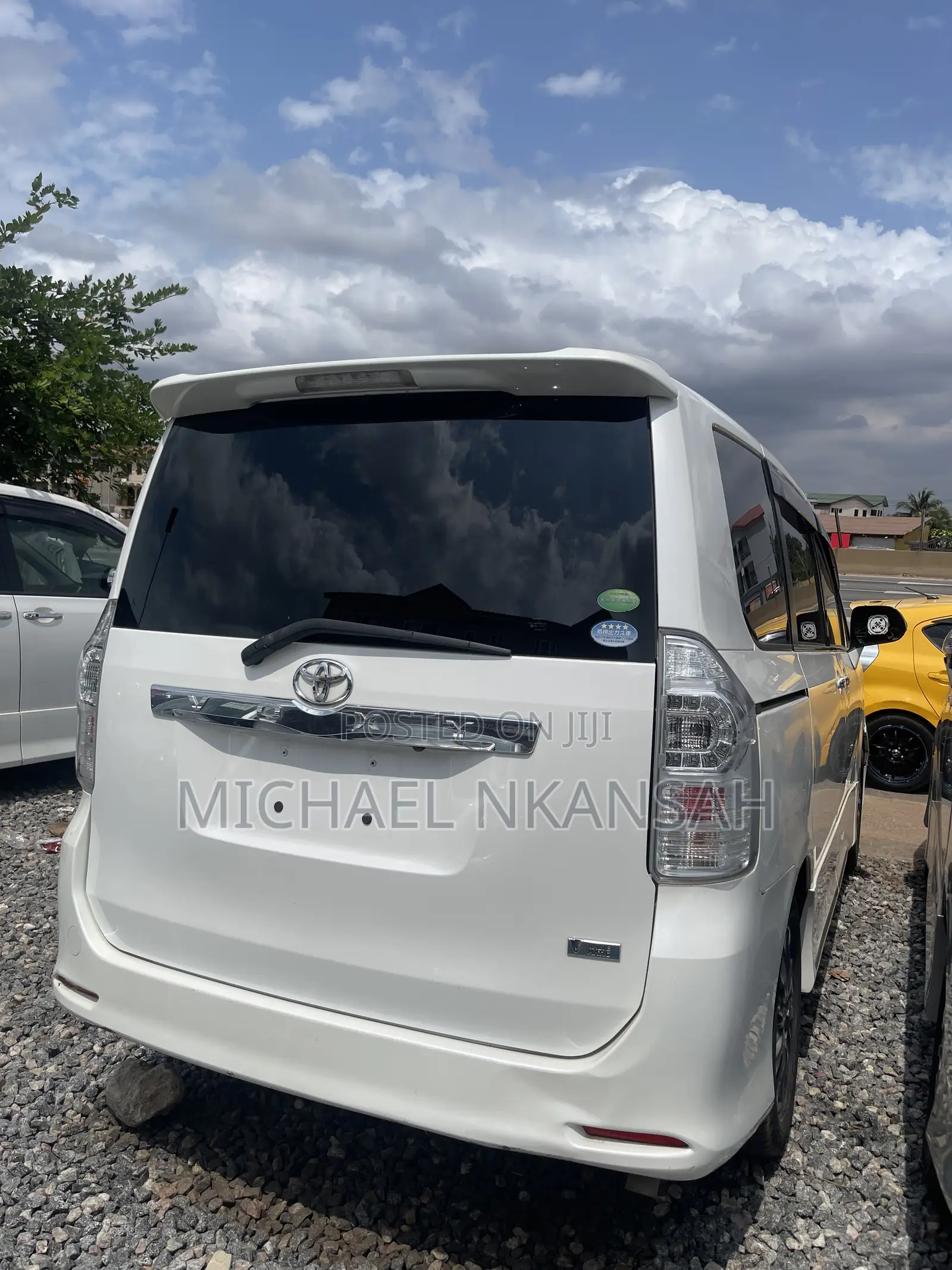 Toyota Voxy X 2WD 8-Seater 2013 White
