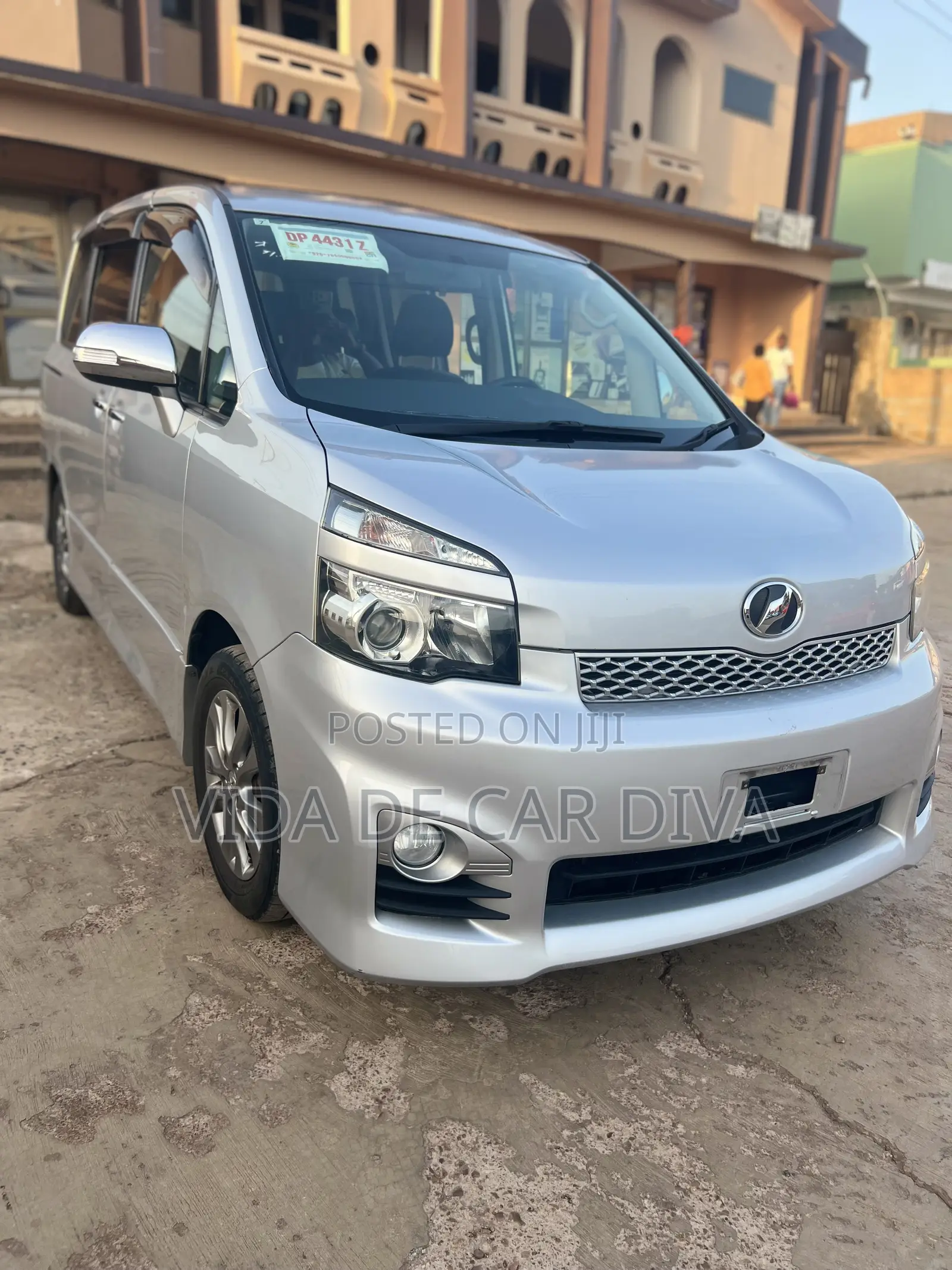Toyota Voxy X 4WD 8-Seater 2012 Silver