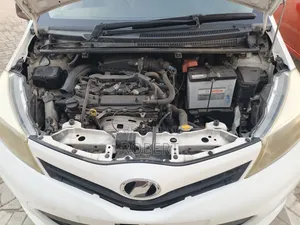 Toyota Vitz 1.3 FWD 5dr 2013 White