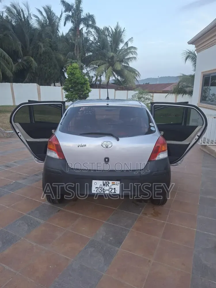 Toyota Vitz 2010 Silver