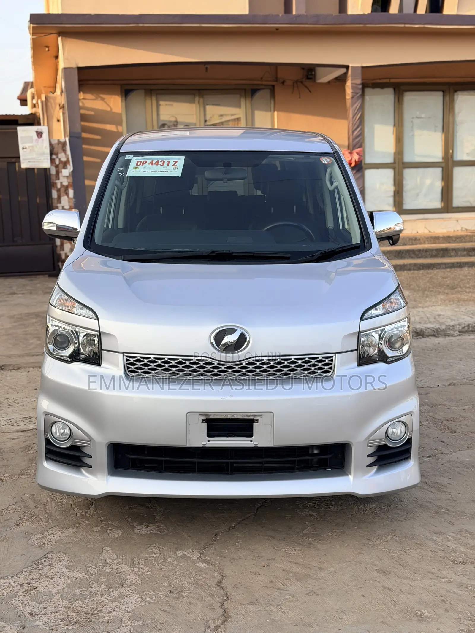 Toyota Voxy X L Edition 2WD 8-Seater 2012 Silver
