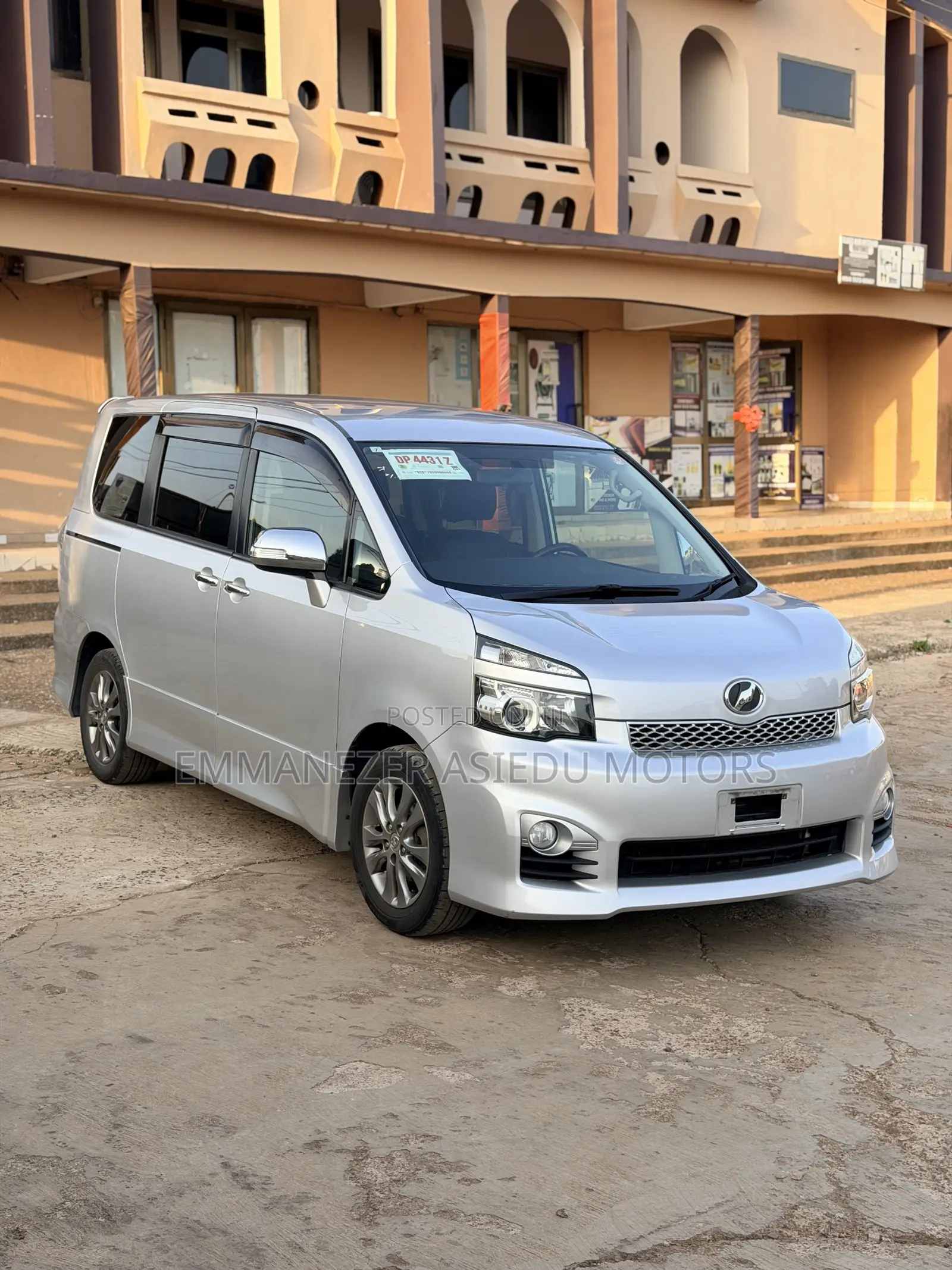 Toyota Voxy X L Edition 2WD 8-Seater 2012 Silver