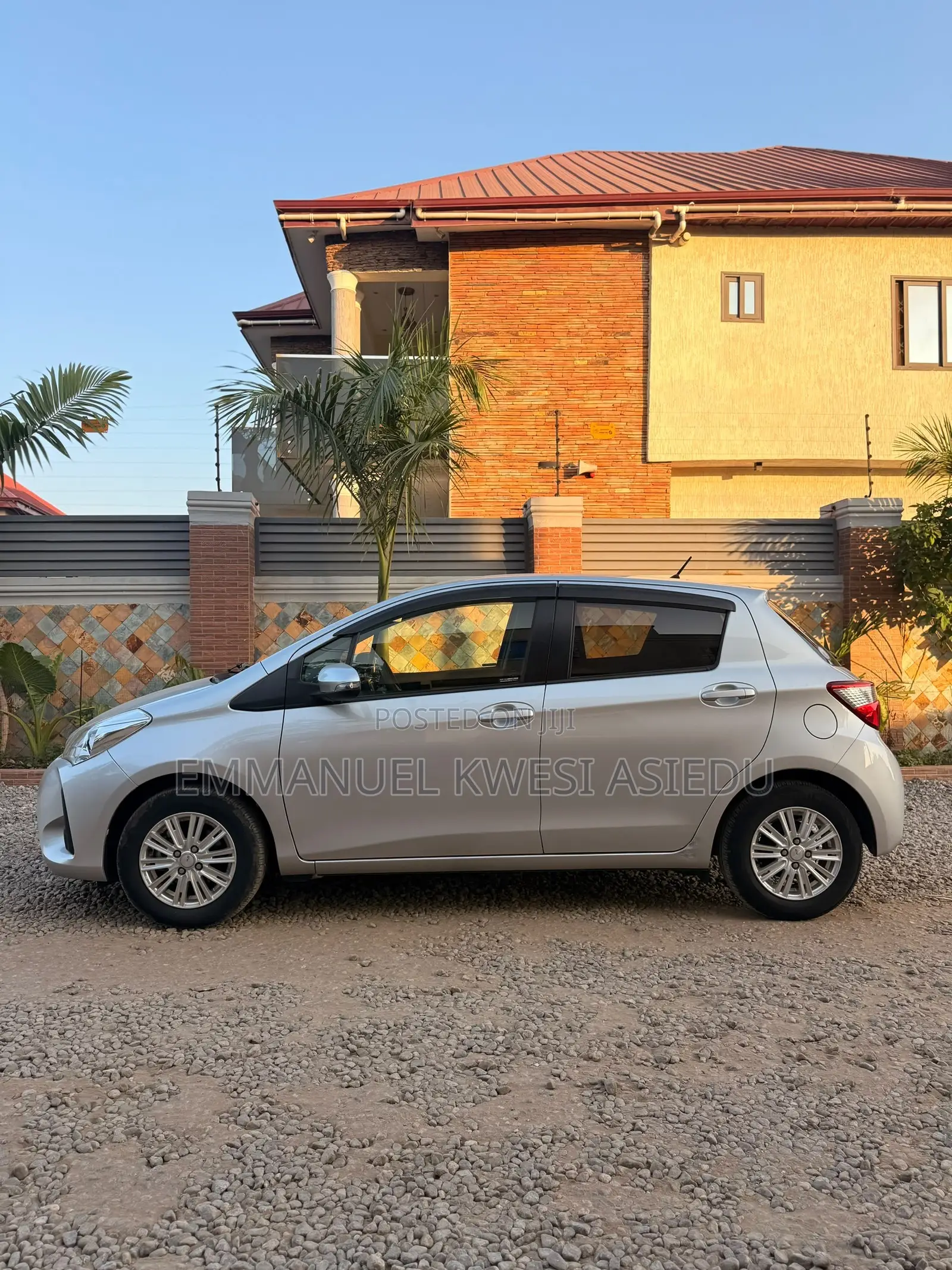 Toyota Vitz 1.3 AWD 5dr 2017 Gray