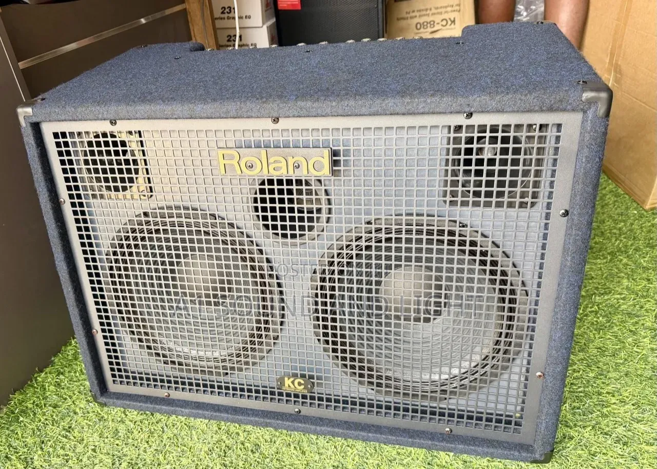 Roland KC-880 Stereo Mixing Keyboard Combo