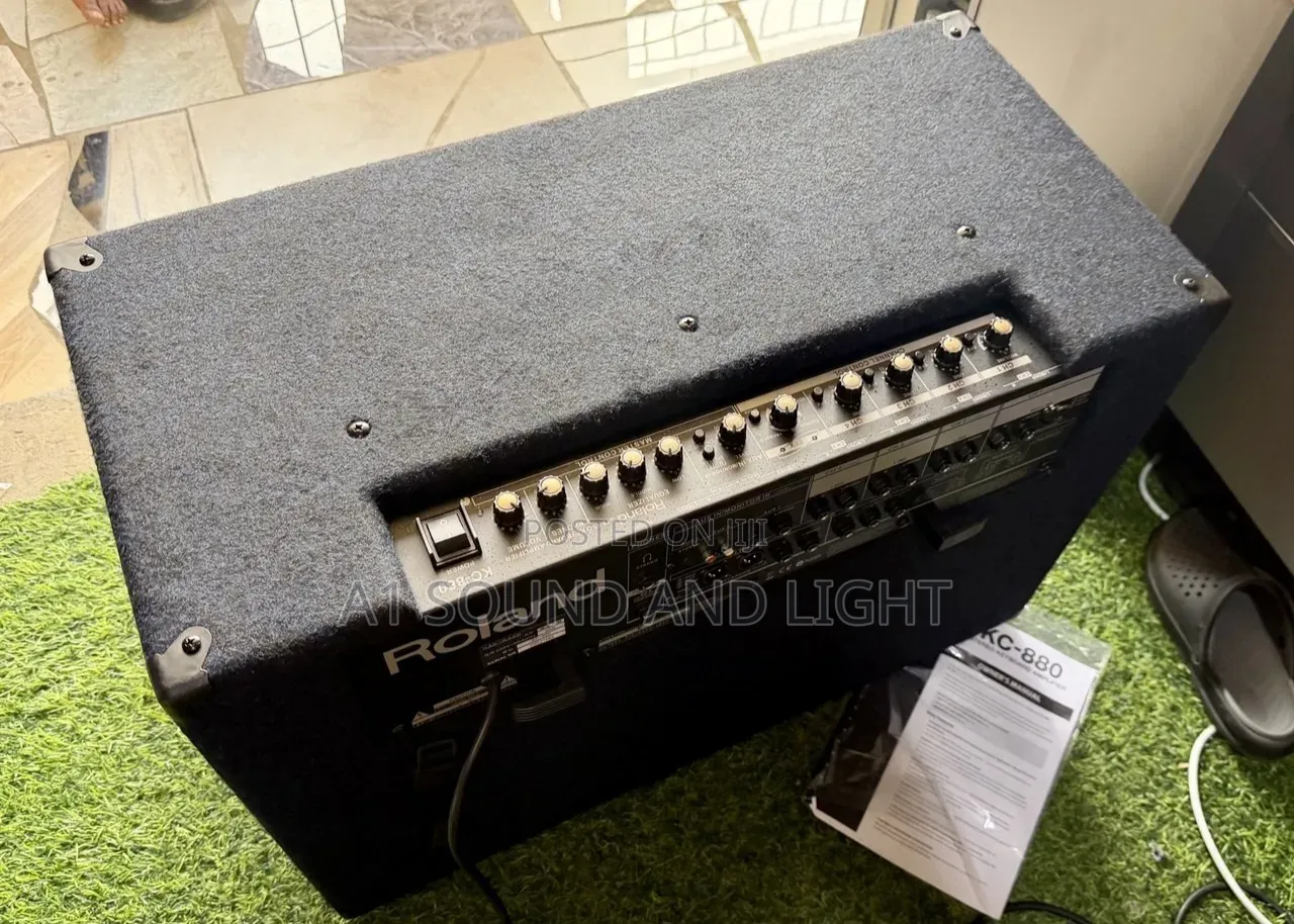 Roland KC-880 Stereo Mixing Keyboard Combo