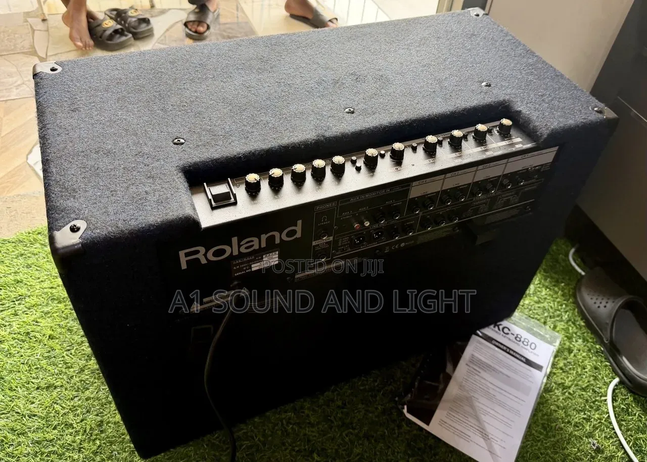 Roland KC-880 Stereo Mixing Keyboard Combo