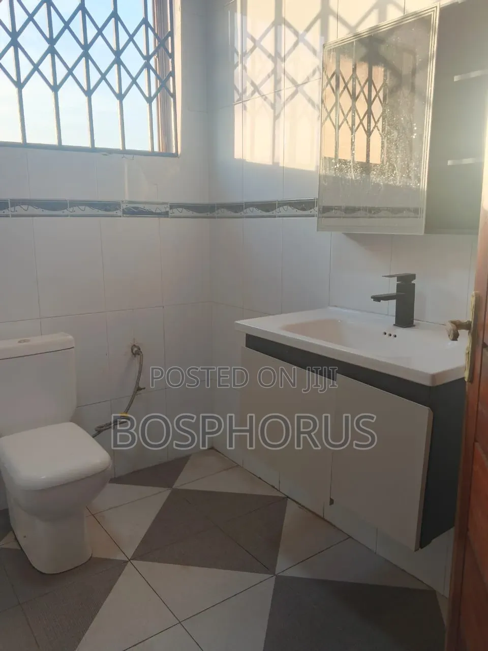 2bdrm Apartment in Lapaz, Nyanmekye for rent