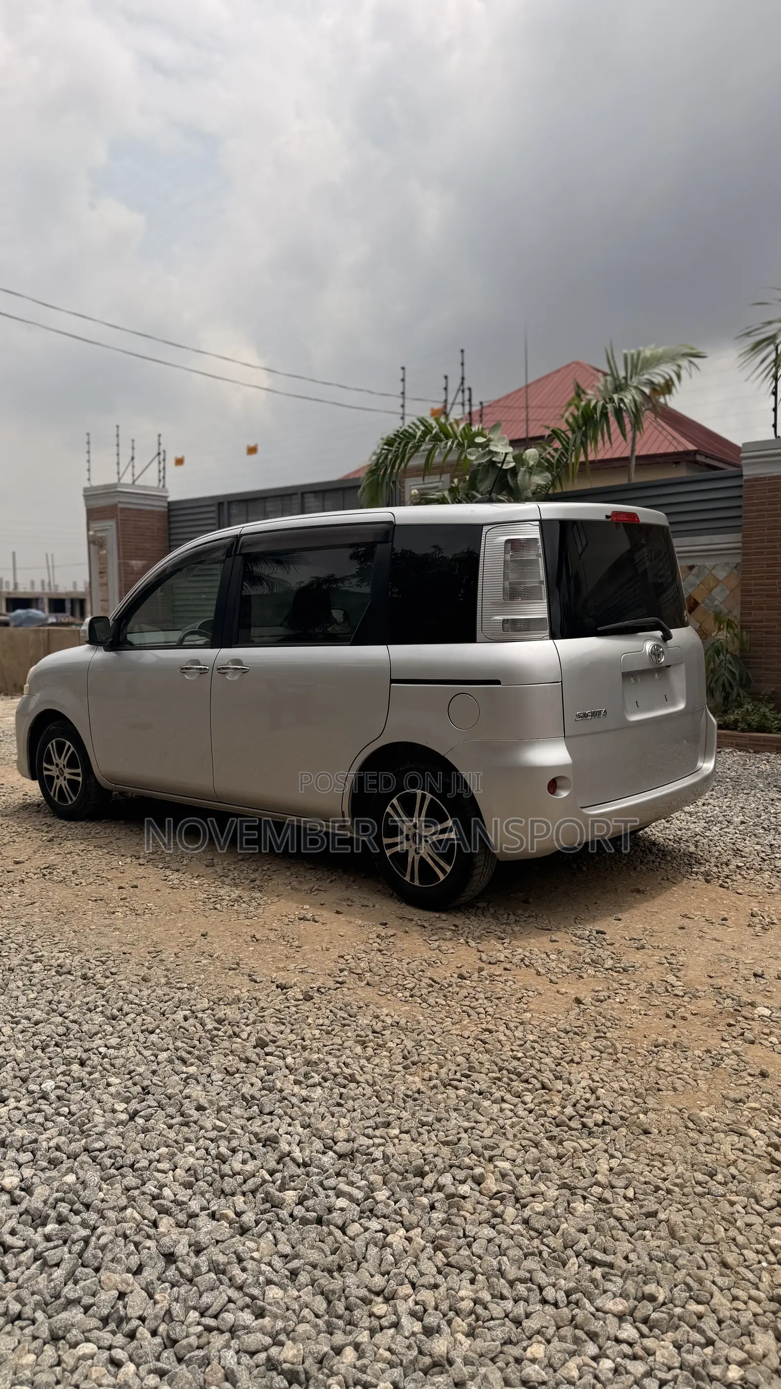 Toyota Sienta 1.5 FWD 2013 Silver