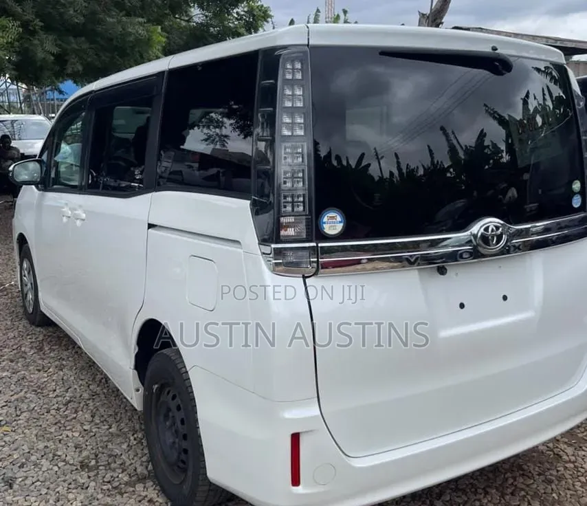Toyota Voxy 2017 White