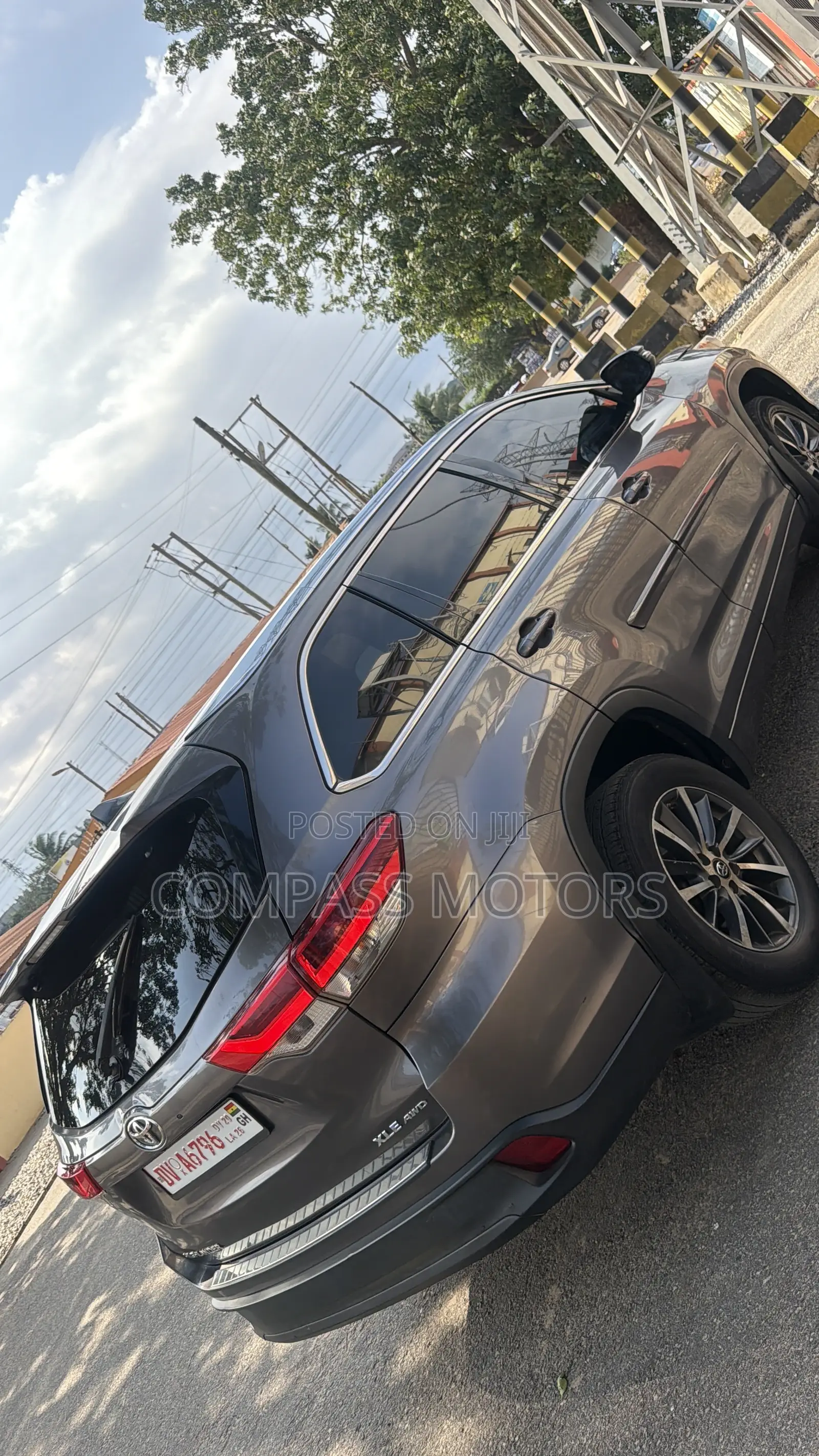 Toyota Highlander XLE 4x4 V6 (3.5L 6cyl 8A) 2018 Gray