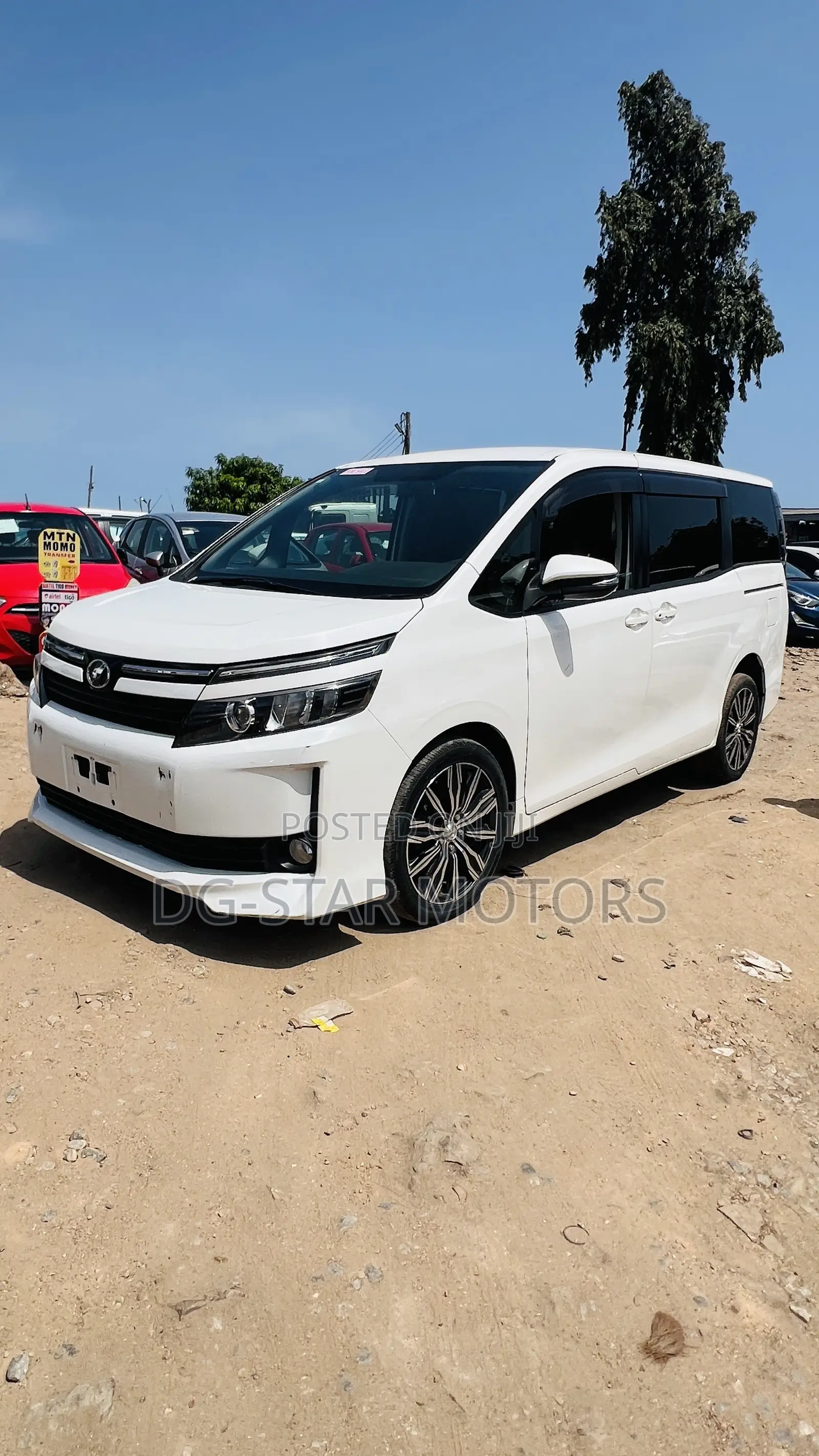 Toyota Voxy V 4WD 8-Seater 2015 White