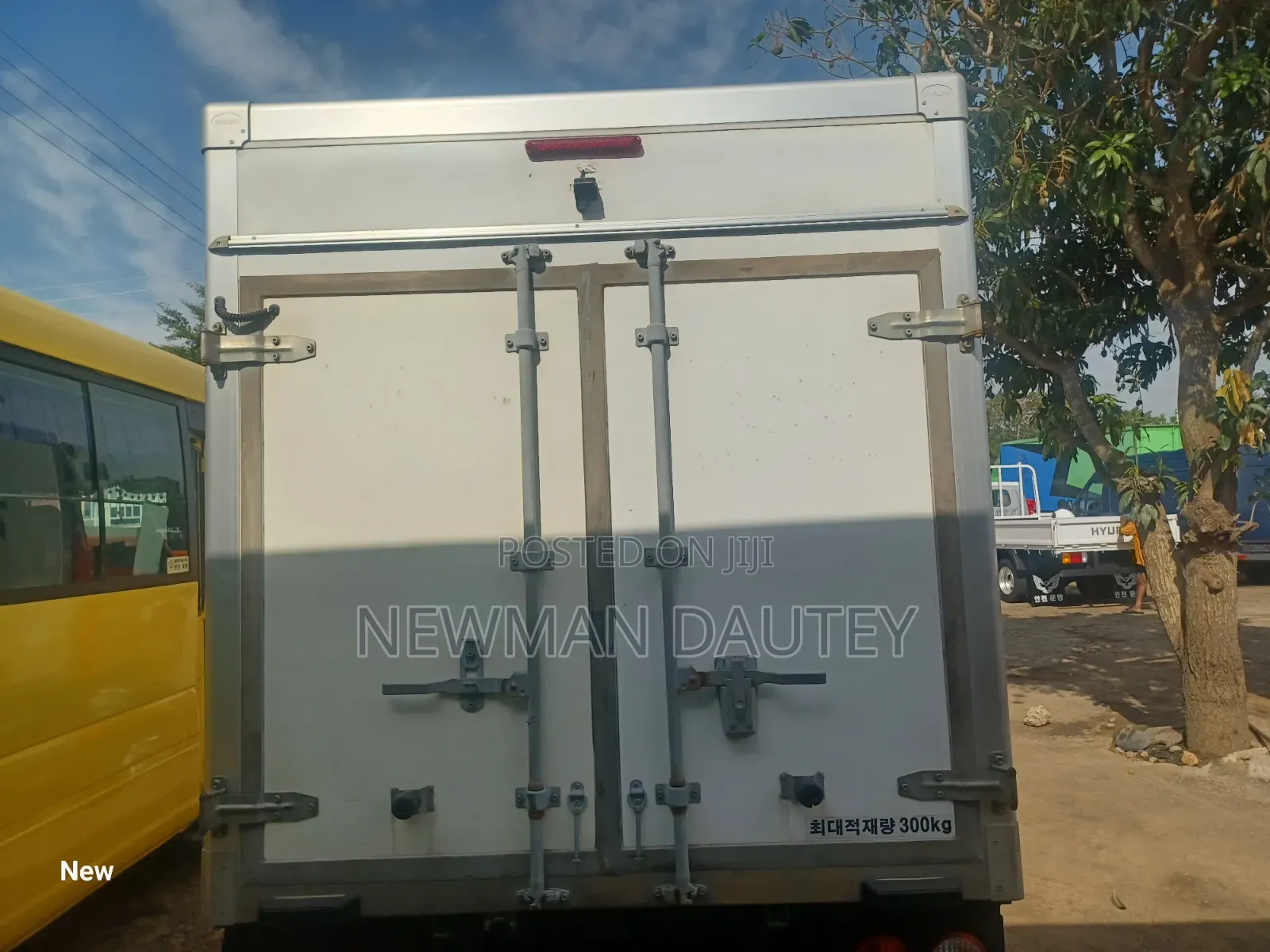 Truck Bongo Fridge Red 2020