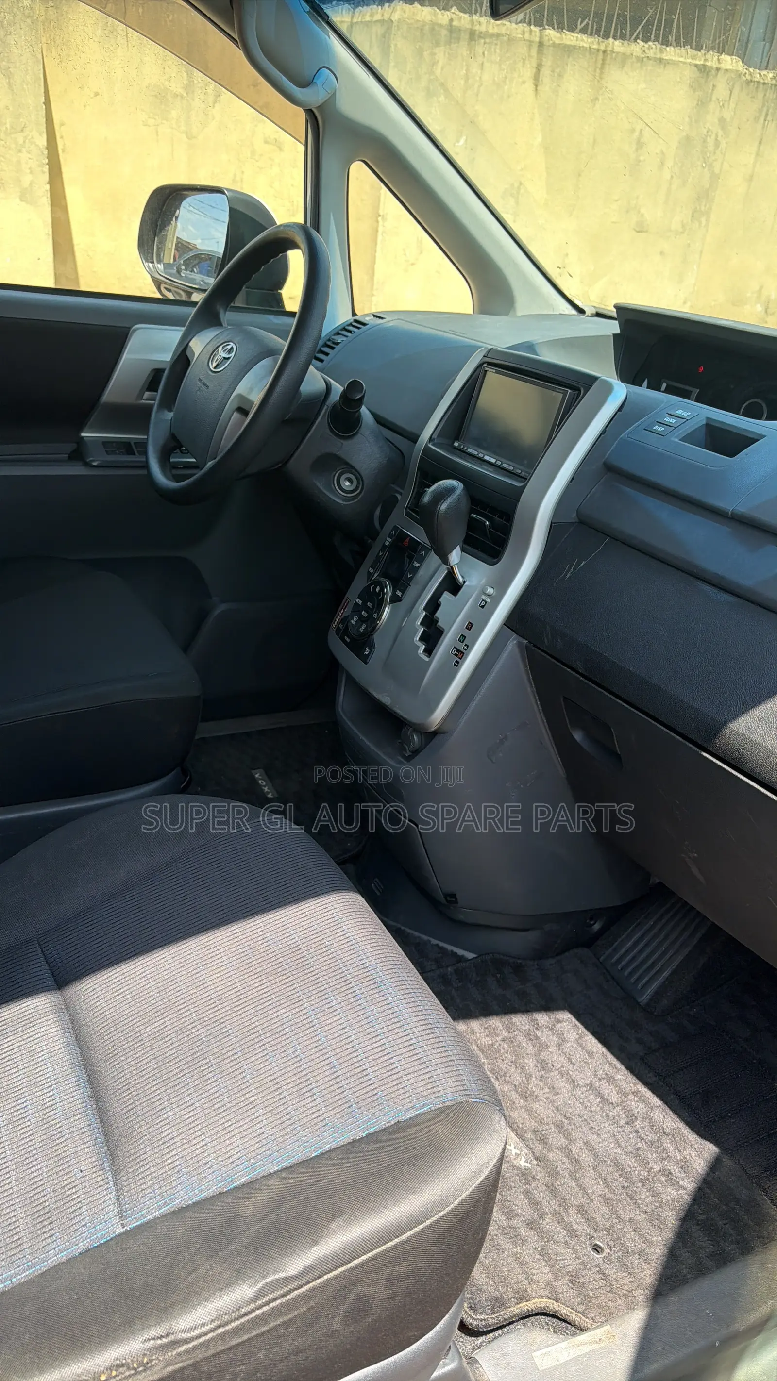 Toyota Voxy V 2WD 8-Seater 2010 White