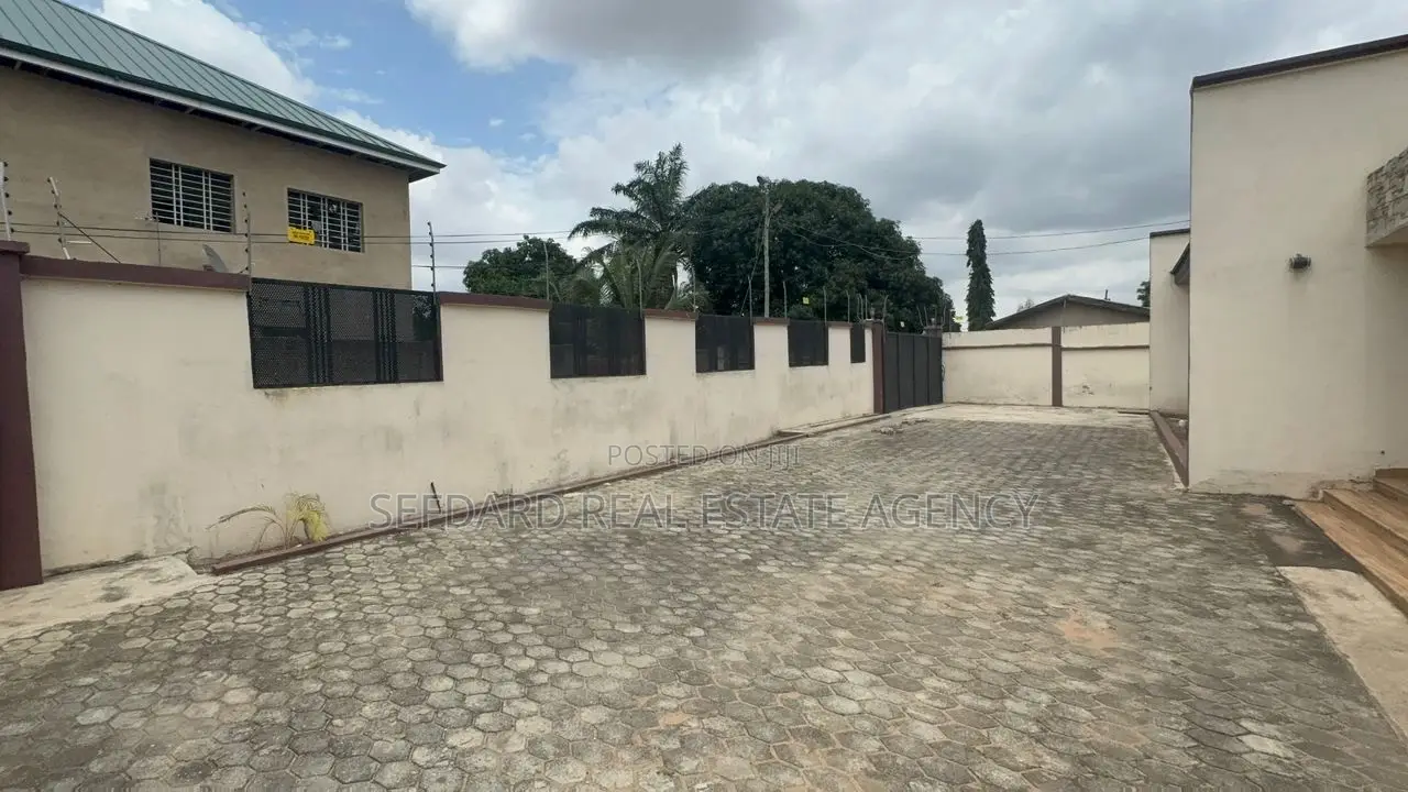 6bdrm House in Sefdard Properties, Achimota for sale