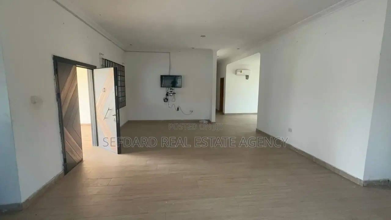 6bdrm House in Sefdard Properties, Achimota for sale