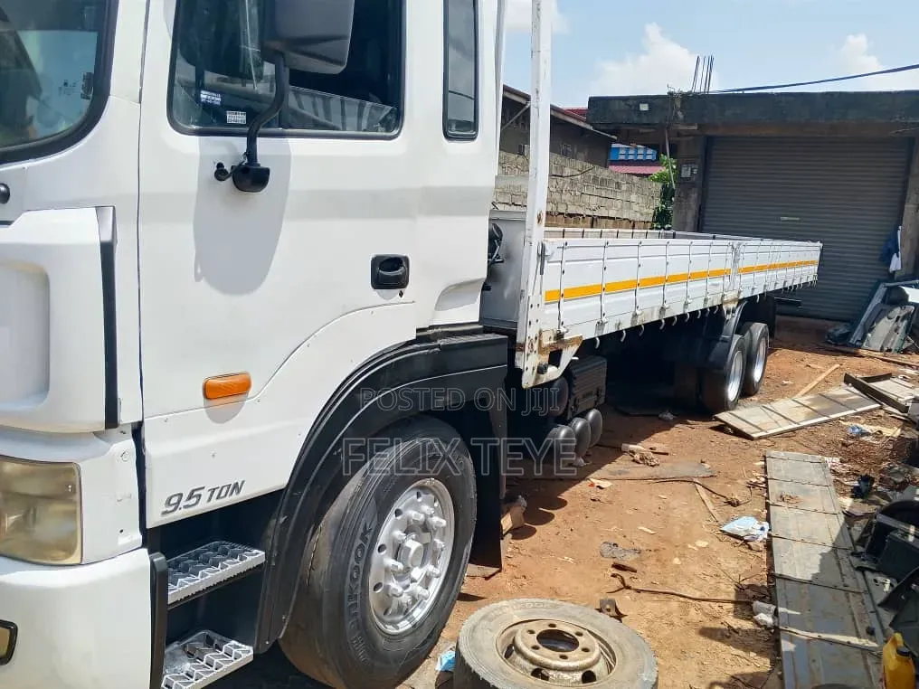 Hyundai 9.5 Ton Truck Double Axles 2015 White