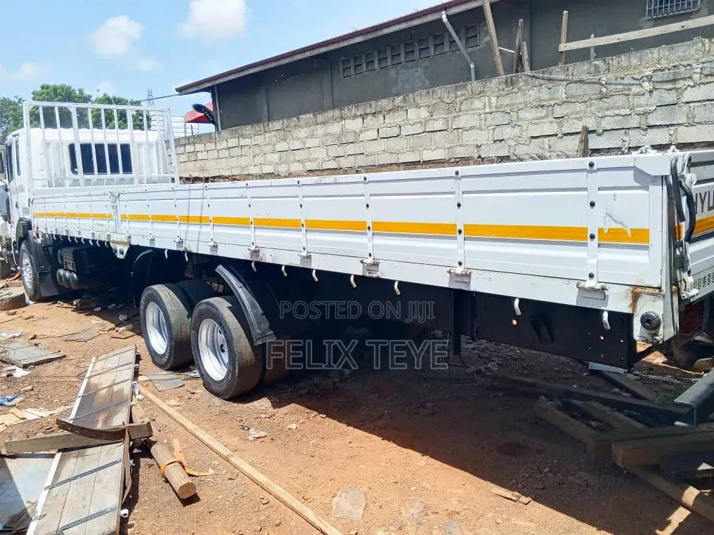 Hyundai 9.5 Ton Truck Double Axles 2015 White
