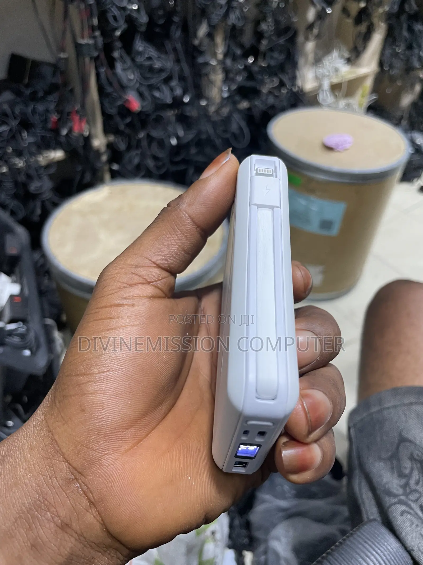 Yiisonger Wireless Power Bank 10,000 mAh, Uk Standard With 2 Cords
