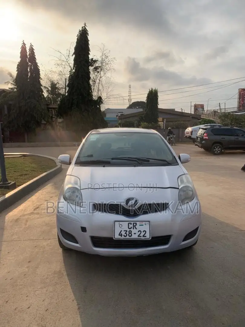 Toyota Vitz 1.0 FWD 5dr 2010 Silver