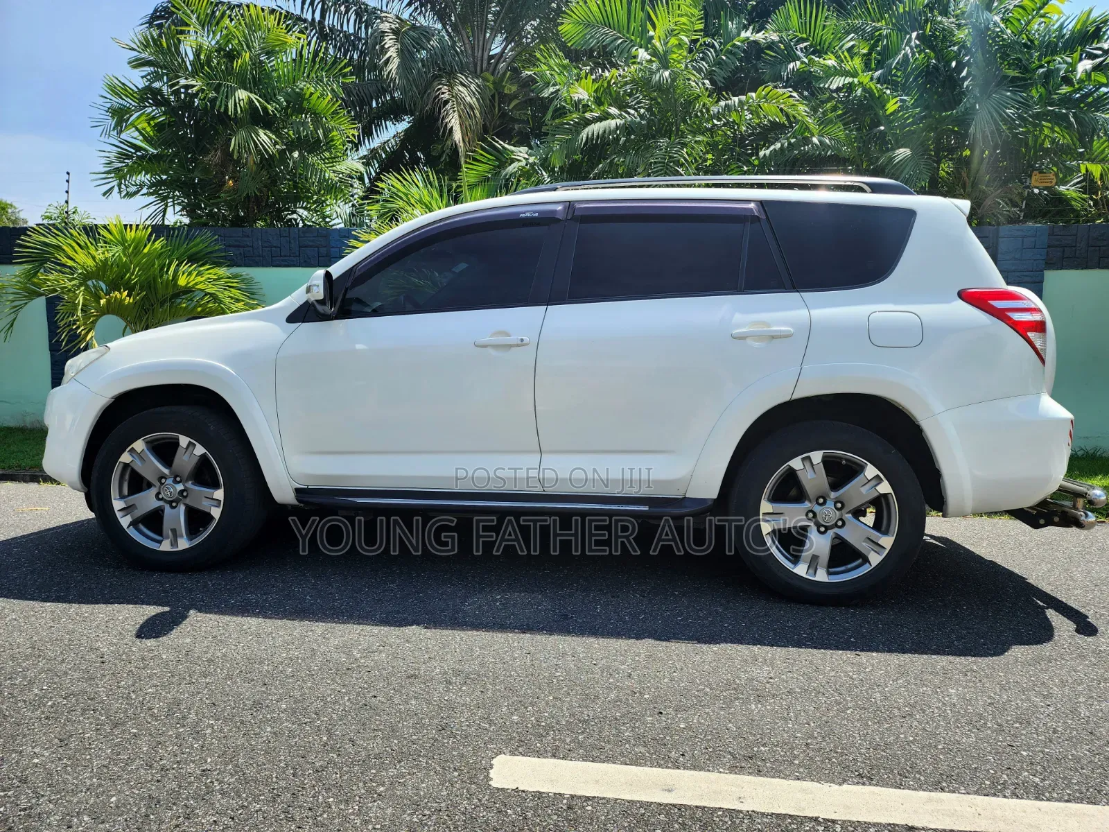 Toyota RAV4 XLE Premium 2025 White