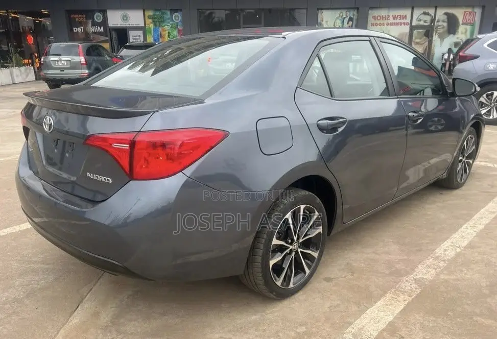 Toyota Corolla SE 4dr Sedan (1.8L 4cyl CVT) 2017