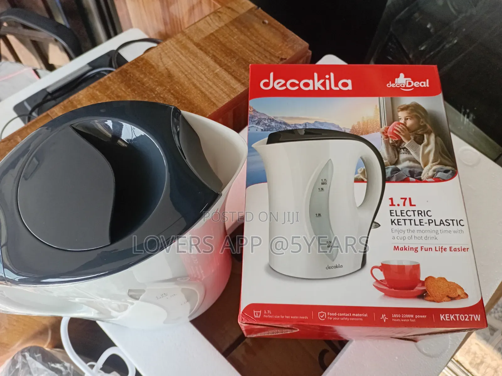 Modern 1.7L Electric Kettle – Quick Heating for Tea and Coffee