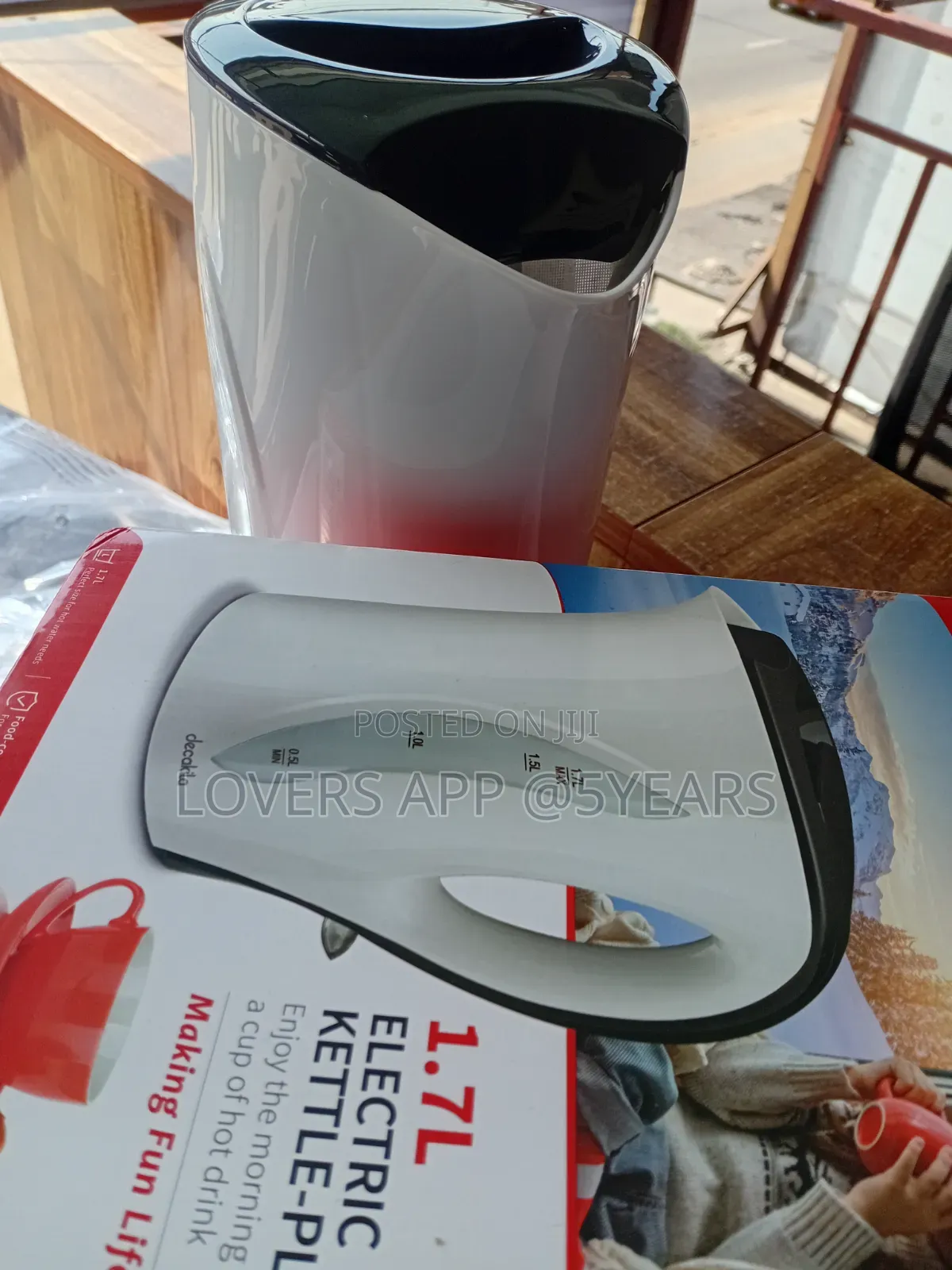 Modern 1.7L Electric Kettle – Quick Heating for Tea and Coffee